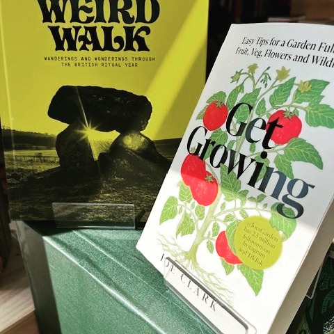 🌟 Spring things in the shop 🌟
All the classic signs of Spring on the way to the shop today: daffodils, sun, iced coffees, a man with no top on.
Come and say hello and enjoy the shop in the sun!
#indiebookshop #bristol #bristolbookshop #bookshopinthesun #bookstagramuk #bristolbookstagrammers #bookstagram #bookshopsofinstagram #bs5