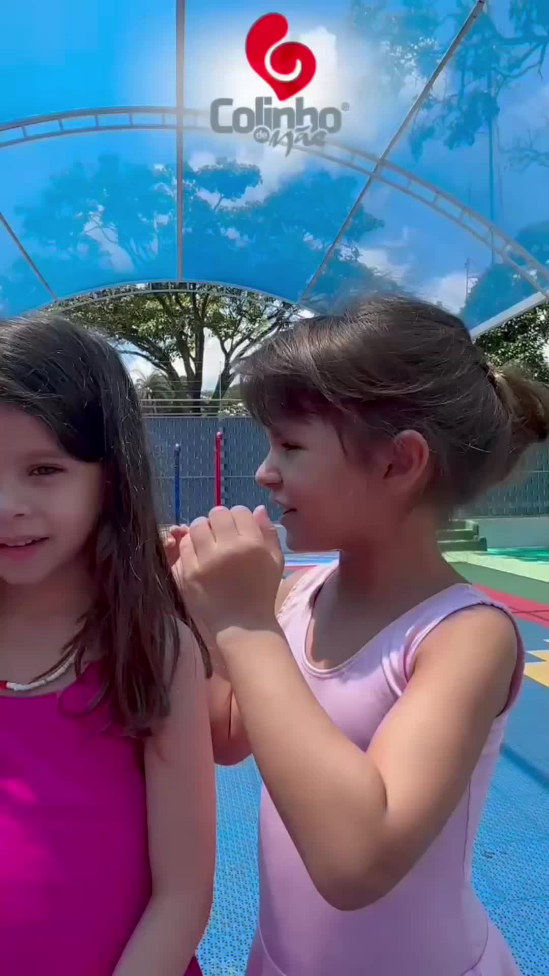 Shhh… 🤫
Eles têm um recadinho pra você!
Entre brincadeiras, aprendizados e muitos momentos especiais…
o convite é claro: vem pro Colinho de Mãe. ✨
Aqui, cada dia é cheio de descobertas, carinho e desenvolvimento de verdade.
Na Colinho de Mãe, a infância é vivida com cuidado, propósito e alegria.
Quer fazer parte disso também?
Agende uma visita e venha conhecer nossa escola.
🏫 Creche Escola Colinho de Mãe
👶 Educação Infantil
📍 Quadra 08, Conjunto F, Lote 47, Sobradinho/DF
📲 WhatsApp: (61) 99147-5825