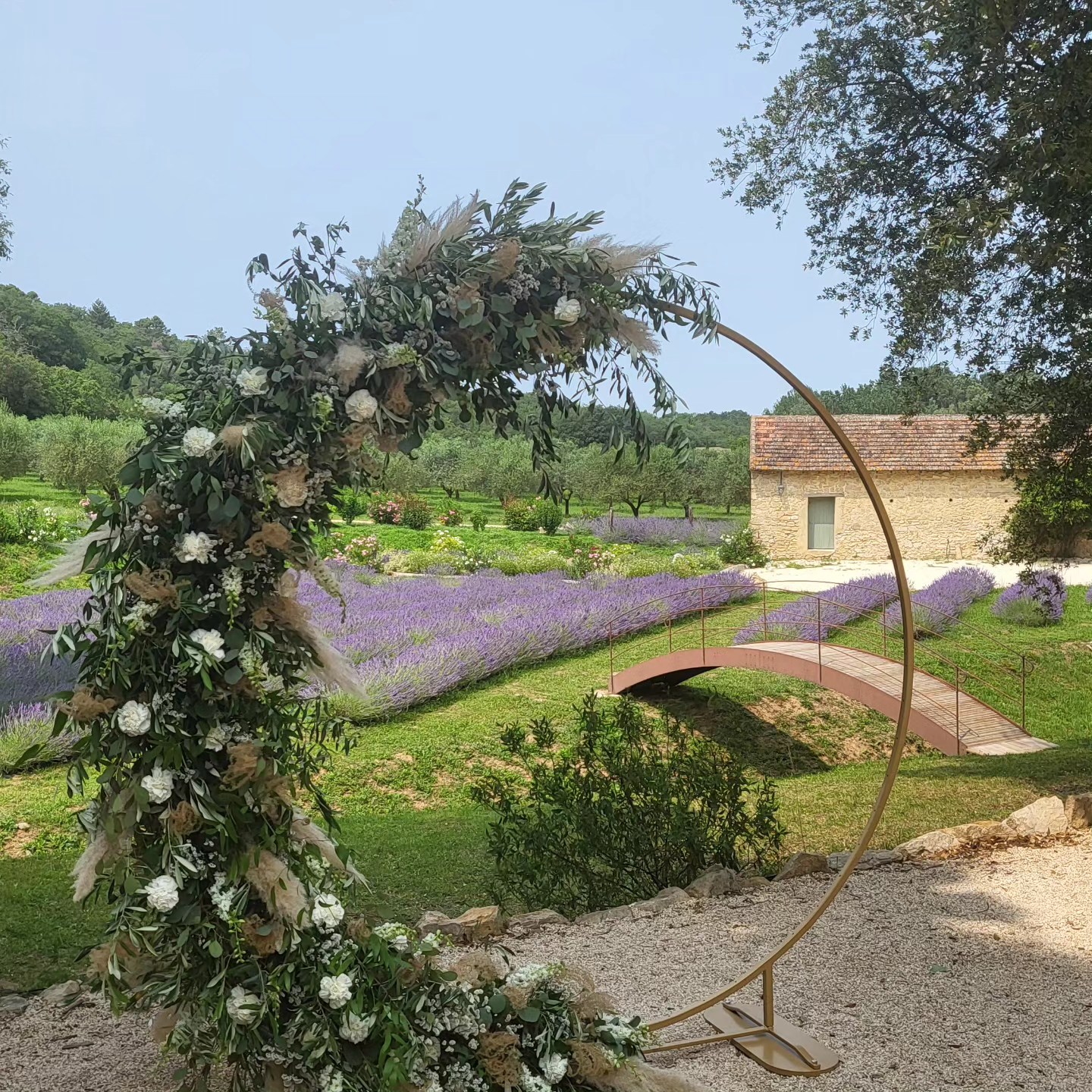 Tout est prêt pour l'arrivée de nos deux tourtereaux P&L... Trop hâte de découvrir nos beaux mariés et leurs invités 🤵👰
#wedding2023 #mariageenprovence #sinspirersemarier #lavande #lavander #southoffrance #picoftheday #lieudexception #lieumariage #lieuderéception #provenceoccitane #provencewedding #gard #occitanie #saintpauletdecaisson #domainedevalbonne
Lieu @domainedevalbonne
Décoration florale @atelier_de_matisse
Traiteur @safran_et_cannelle
Mise en beauté @smahaneandco
Photographe @laurineblly
Maître nageur @ehswim.30
Mobilier @terre.docre et @jani_solution_evenementielle