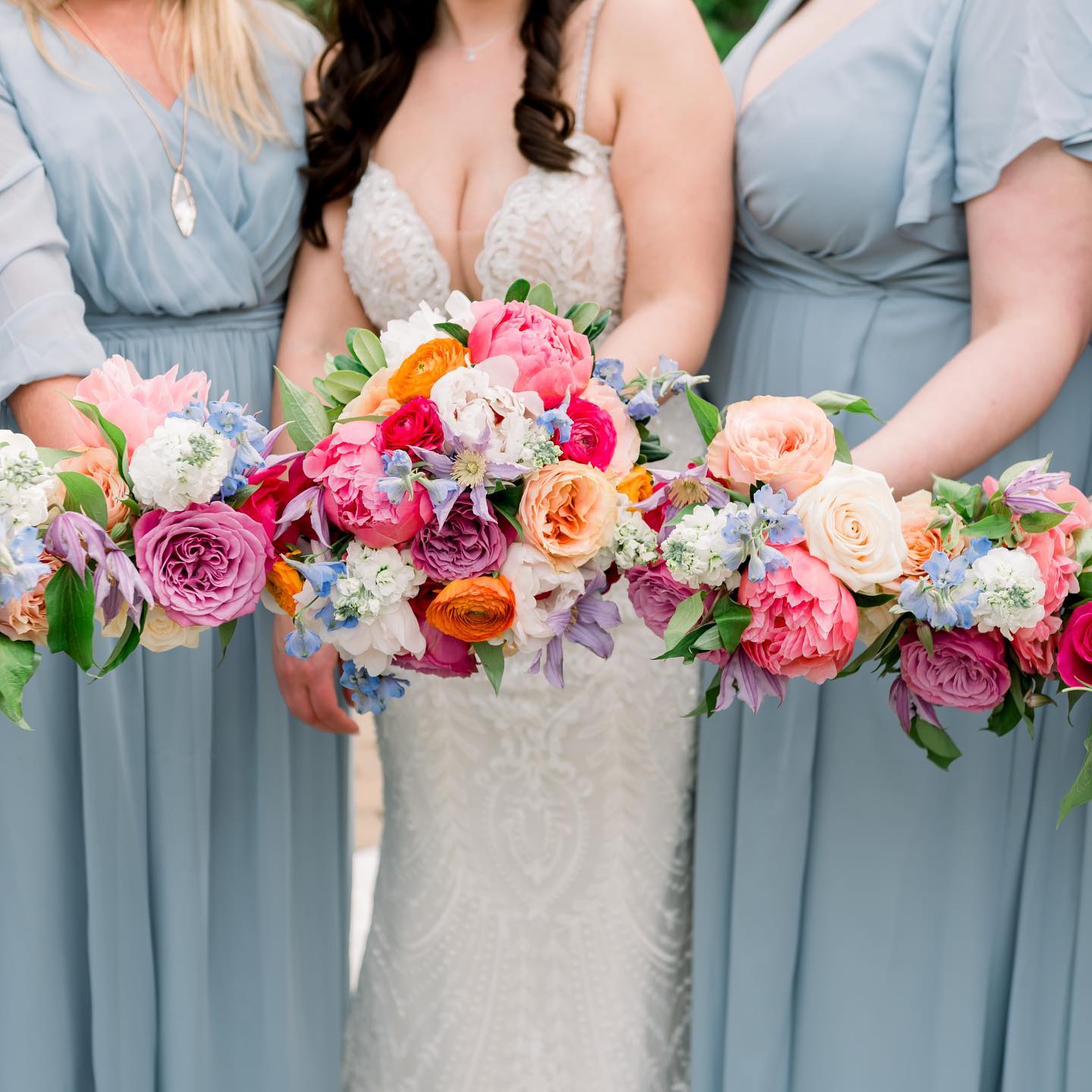 I LOVE this color pallet!! So bright and fun, perfect to match Kim’s personality 🤩🤩🤩
I did the photos and flowers for this stunning wedding @airlieva - excellent venue!
I love how it all turned out 😍😍😍
🧡Emily