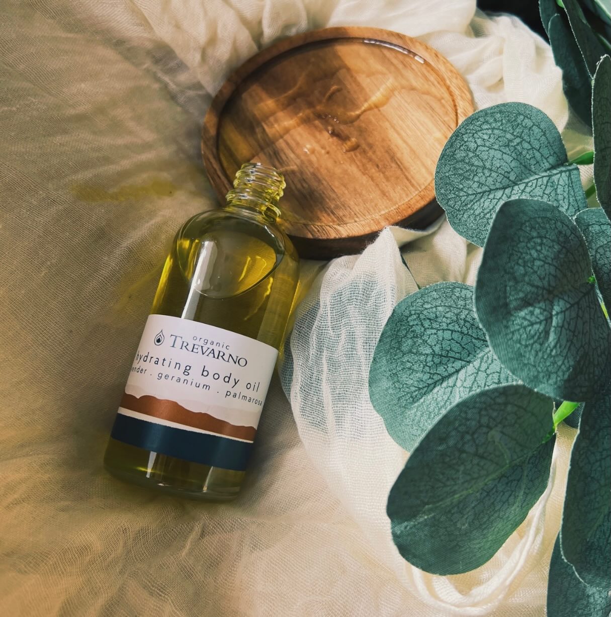 Skincare that smells as good as it feels. Whether uplifting, calming or rejuvenating, scented oils offer both nourishment for the skin & a gentle aromatic ritual.
#ritual #organic #naturalskincareproducts❤️ #scentedoils