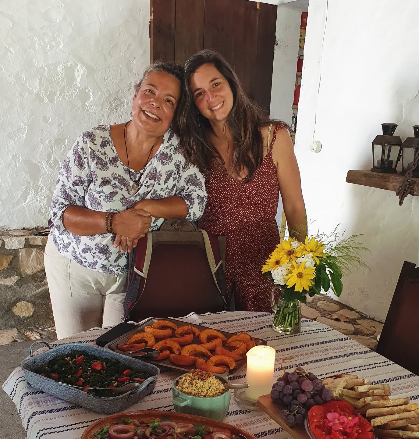 E assim se passam três anos e meio de uma caminhada incrível na Quinta da Carvalheira. 🌿✨
Tem sido um privilégio enorme co-criar este projeto lado a lado com a Simone. Entre ideias que ganharam vida, mãos na terra, comidas deliciosas, muitos desafios superados e, claro, muitas gargalhadas e palhaçadas. Podemos dizer que a cada dia que passa criamos algo que nos orgulha muito!
São 3 anos e meio de uma parceria bonita, onde cada detalhe da Carvalheira tem um bocadinho de cada uma de nós e de todos os que por cá passam.
Hoje celebramos este caminho e a alegria de ter quem partilhe o mesmo sonho connosco. 🌻
#ruralcoliving #regeneration #regenerativeliving
#soure