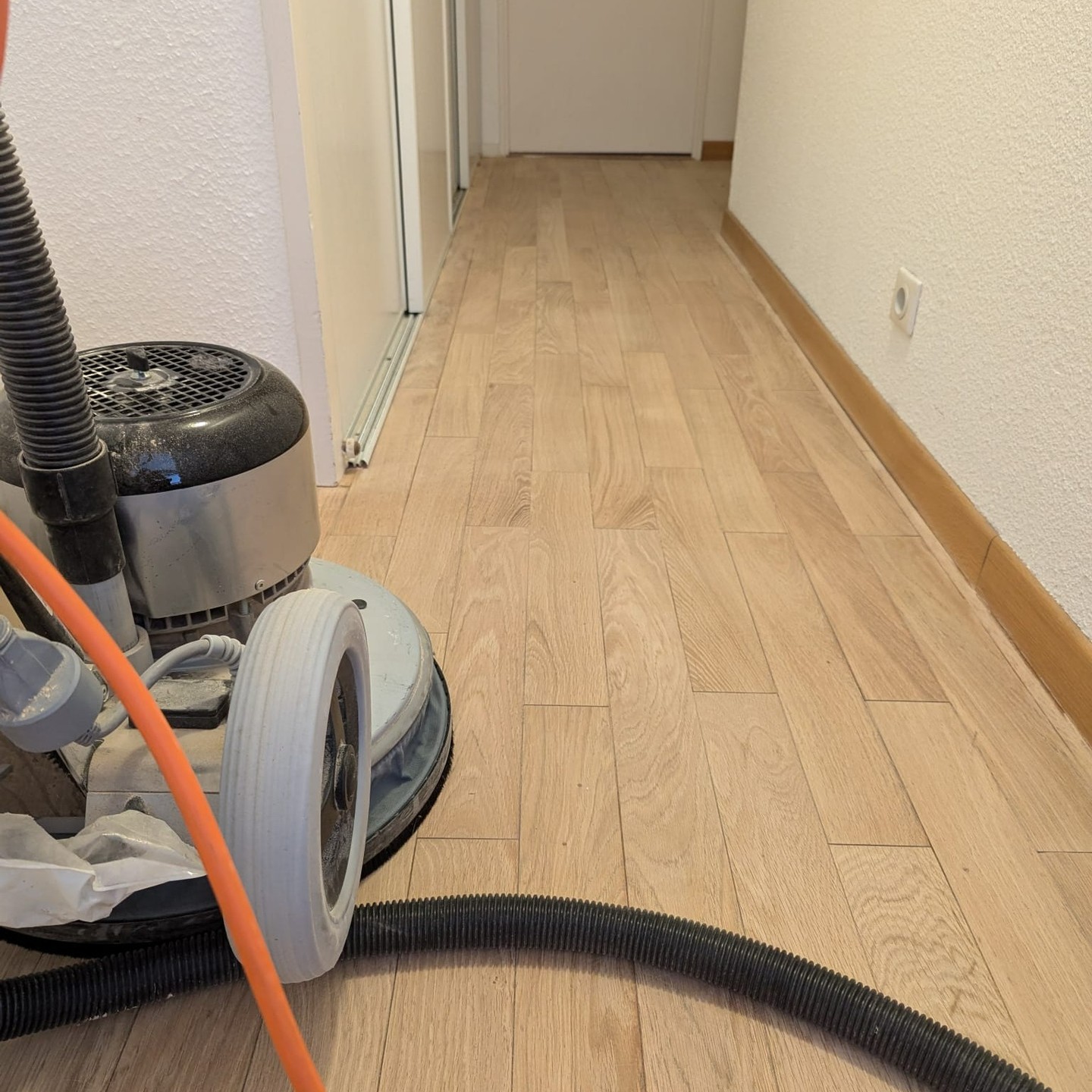 Clap de fin pour ce chantier de ponçage d'un parquet contrecollé chêne ayant subit un dégât des eaux !
Chantier de 23 m² effectué en 3 jours avec une vitrification d'un verni mat BONA
Merci à ma cliente pour sa confiance !
#ponçage #renovationparquet #chêne #vitrification #bordeaux #parquetdargent
