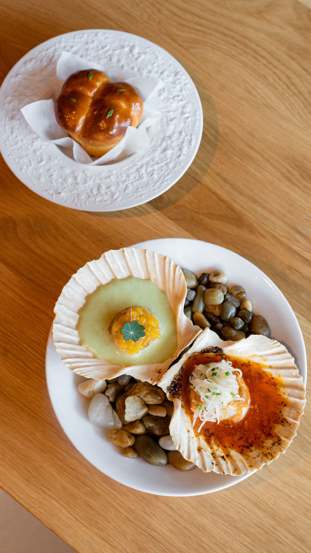 Novinka na menu 🚨 Hot & Cold Mušle Sv. Jakuba
Teplé mušle připravované s tom yum máslem, daikon & kimchi. Studené s tradiční vietnamskou omáčkou Muối Ớt - sladko slanná omáčka ze zelených papriček & marakujový kaviár.
Podávané s Banh Mi Goi - polštářovým chlebem, který se připravuje s kondenzovaným mlékem.
Miska z kolekce STONE od @g.benedikt_1882
👨🏻🍳 @tuananhdo2018
👨🏻🍳 @dima_pavliuk_