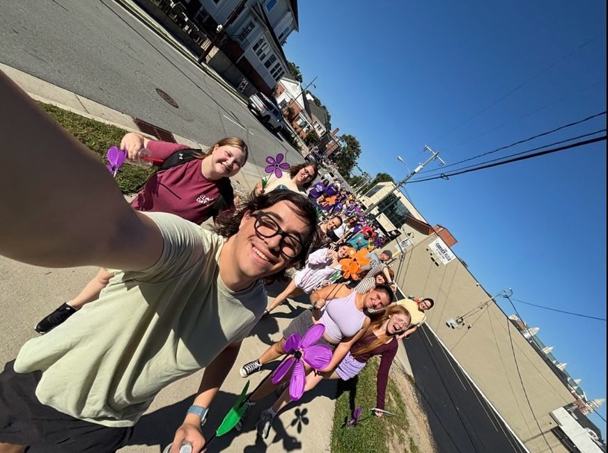 MFD Elon takes on the Greensboro, NC walk for Alz! We are so proud of our MFD Elon chapter!💜💚 #walktoendalzheimers #dementia #alzheimers #musicfordementia