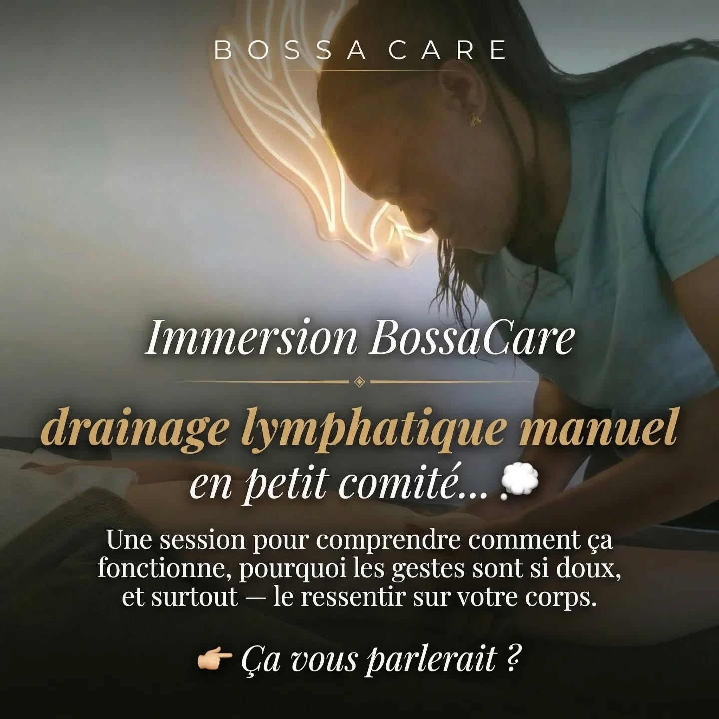 immersion BossaCare.
Une journée en petit comité, pensée pour les praticiennes (ou en devenir) qui souhaitent aller au-delà des gestes…
et réellement comprendre ce qu’elles font.
Le drainage lymphatique manuel ne se résume pas à une technique.
C’est une approche.
Une précision.
Une écoute du corps.
L’objectif de cette immersion :
– comprendre le fonctionnement du système lymphatique
– apprendre à toucher avec justesse
– ressentir la circulation
– sortir du “faire” pour entrer dans le “comprendre”
Pas une formation classique.
Une transmission.
Une manière différente d’aborder le corps,
plus fine, plus consciente, plus alignée.
Accessible aux débutantes comme aux praticiennes,
dans un cadre intime, pour prendre le temps d’intégrer.
Aujourd’hui, je teste ce format…
et je sens que quelque chose de plus grand est en train de naître 💭
Si tu es praticienne (ou que tu souhaites le devenir ou débutante)
et que cette approche résonne pour toi…
💌 Écris IMMERSION en message privé.
Avelina – BossaCare 🌿
