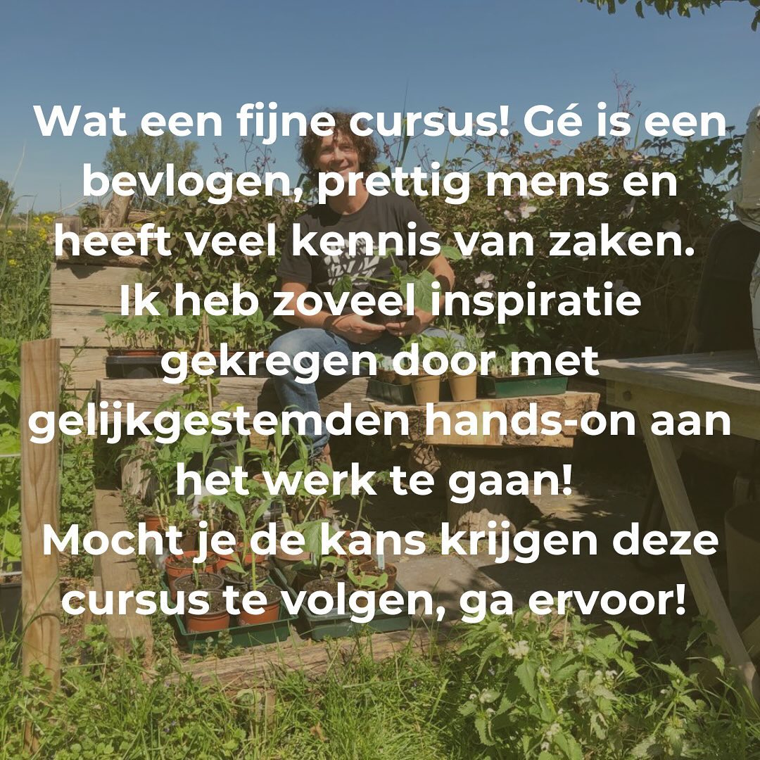 Dit zeggen oud-deelnemers van de Permacultuur cursus.
De permacultuurcursus is een game-changer! Het is de perfecte combinatie van theorie en praktijk. Elke les inspireerde me om mijn leven en mijn eigen tuin groener te maken. Ik ben me nu veel meer bewust van het cruciale belang van een gezonde bodem.
Gé weet een fijne, informele sfeer te creëren, wat de cursus nog waardevoller maakt. Het is fantastisch om met gelijkgestemden te zijn die dezelfde passie delen voor het vergroenen van onze wereld. Dank je wel voor deze fijne ervaring! Ik zou deze cursus aan iedereen aanraden die graag een steentje wil bijdragen aan een groenere planeet. Wat een fijne cursus!
Ge is een bevlogen, prettig mens en heeft veel kennis van zaken. De cursusdagen zijn goed ingedeeld, met een deel theorie en een deel praktijk. Ik heb zoveel inspiratie gekregen door met gelijkgestemden hands-on aan het werk te gaan! Elke lesdag neem je weer iets nieuws mee huis wat je meteen toe kunt passen in je eigen situatie. Of dat nu een voedselbos is of een balkon, permacultuur kan overal! Mocht je de kans krijgen deze cursus te volgen, ga ervoor!
Voor iemand die graag de theorie in duikt en de complexiteit wilt doorgronden met betrekking tot het onderwerp permacultuur, heeft Ge me ten positieve laten wortelen bij de basis. Wormen, compost, schimmels, polycultuur, voedselbos. Alles is wel een keer de revue gepasseerd, en is ook werkelijk geland in m’n bewustzijn. Gecombineerd met de uitwisseling de kennis en ervaring van mede-cursisten en de fijne balans tussen theorie en praktijk op het prachtige plekje Huize Blokland, is het een prachtige meerwaarde geweest in mijn ontdekkingsreis.
Elke keer was een feestje! Een heerlijke cursus! Combinatie van theorie in de ochtend en praktisch bezig zijn in de middag. Ge is enthousiast en voelt de groep goed aan, een echte docent! Minstens zo belangrijk is de interactie tussen de cursisten: allemaal op zoek naar verdieping in een groener leven. Ik kwam elke dag heel geïnspireerd thuis. Aanrader!
Gaat het kriebelen? DM als je vragen hebt of meer info wilt. Of klik op de link in onze bio en schrijf je gelijk in!
Nog meer recensies lezen? ⤵️