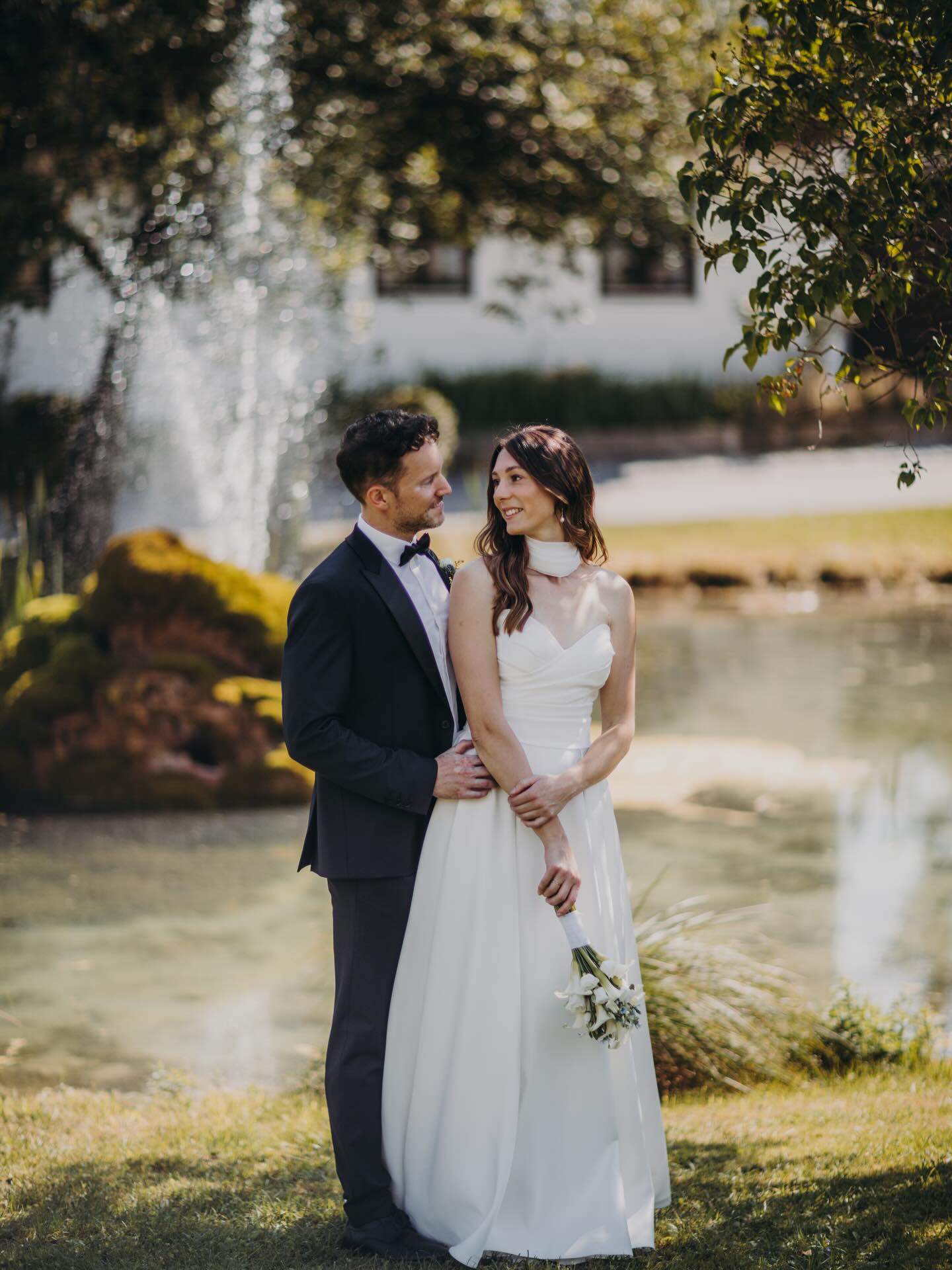 Dieses Jahr dreht sich bei Brautstylings alles um cleane Eleganz und zeitlose Raffinesse 🤍✨
Immer mehr Bräute entscheiden sich für minimalistische, schicke Looks – besonders beim Haar: elegante Stylings oder offene, softe Glam-Waves, ganz ohne verspielte Details. Der Fokus liegt auf Natürlichkeit, Struktur und einem edlen Gesamtbild, das für sich wirkt – ruhig, modern und absolut stilvoll 🤍
Klare Linien, sanfte Wellen und ein Look, der deine Persönlichkeit unterstreicht, ohne abzulenken. Perfekt für Bräute, die sich einen modernen, hochwertigen und gleichzeitig mühelosen Auftritt wünschen 🤍
Aber natürlich gilt auch: Dein Stil, deine Entscheidung 🤍
Bist du eher der cleane, elegante Typ – oder schlägt dein Herz für romantisch-verspielte Boho-Vibes mit lockeren Flecht-Elementen und natürlicher Leichtigkeit?
Erzähl mir: Welcher Braut-Look passt zu dir? ✨💫