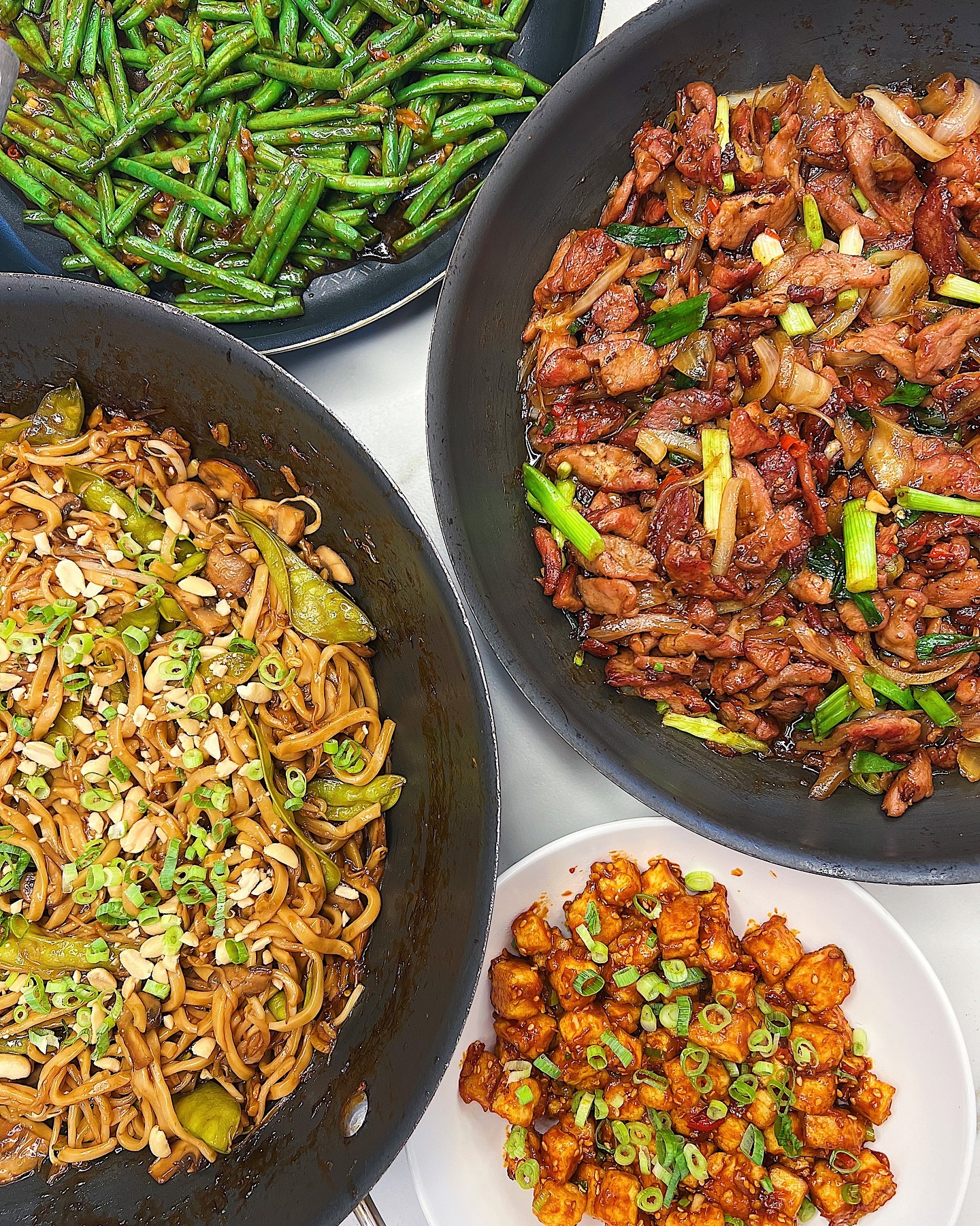 BACK TO BUSINESS 👨🏽🍳
.
On the menu from a few weeks back:
1. Mongolian shredded pork
2. Green beans in a garlic and soy sauce
3. Vegetable chow mein
4. Firecracker tofu
.
#chinesefood #tofu #chowmein #greenbeans #pork #dinnerideas #foodbloggers #cooking #homemadefood