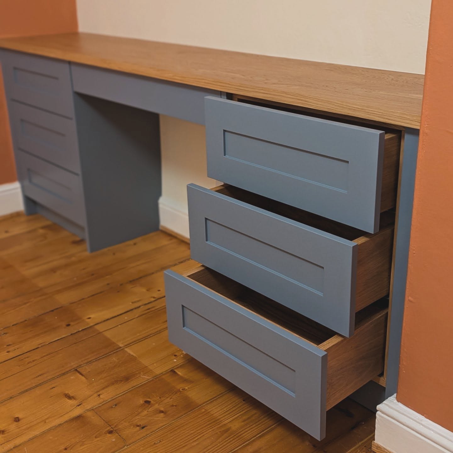 Freshly finished: a custom dressing table designed to fit perfectly into its new home. Handmade, just how it should be.
#bespokefurniture #craftsmanship #cabinetmaker #interiordesign #bespoke #fittedfurniture #dressingtable #shakercabinets #shakerstyle #fittedwardrobes #joinery #joinerydesign #handcrafted #joineryworkshop #westyorkshire #northyorkshire #alcoveshelving #alcoveunits #alcovefurniture #bespokealcoveunits #bespokealcoves #stylishspaces #spacesaving #storagesolutions #bespokestorage #customcarpentry #coatescarpentry #madeinyorkshire #saltaire
