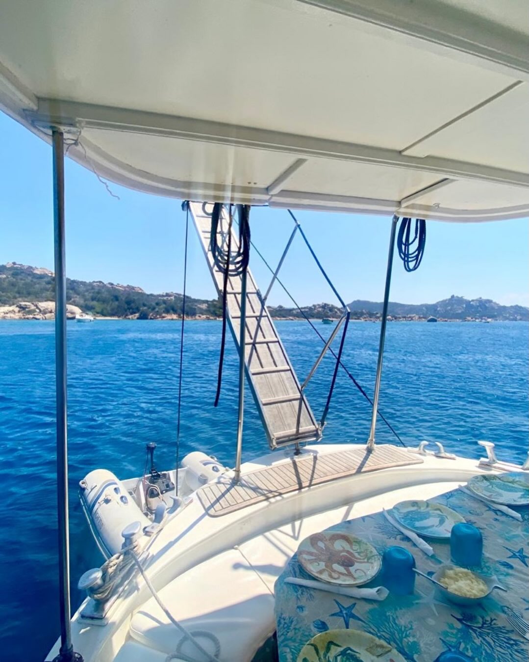 You want a lunch with a view?
Join us on our wooden classic boat this summer 🫶🏻 Nunzio prepares every day a fresh and delicious Italian 🇮🇹 lunch ☀️💯
#sardinia #motobarcaantares #lunchwithaview☀️🌊 #italy #summer