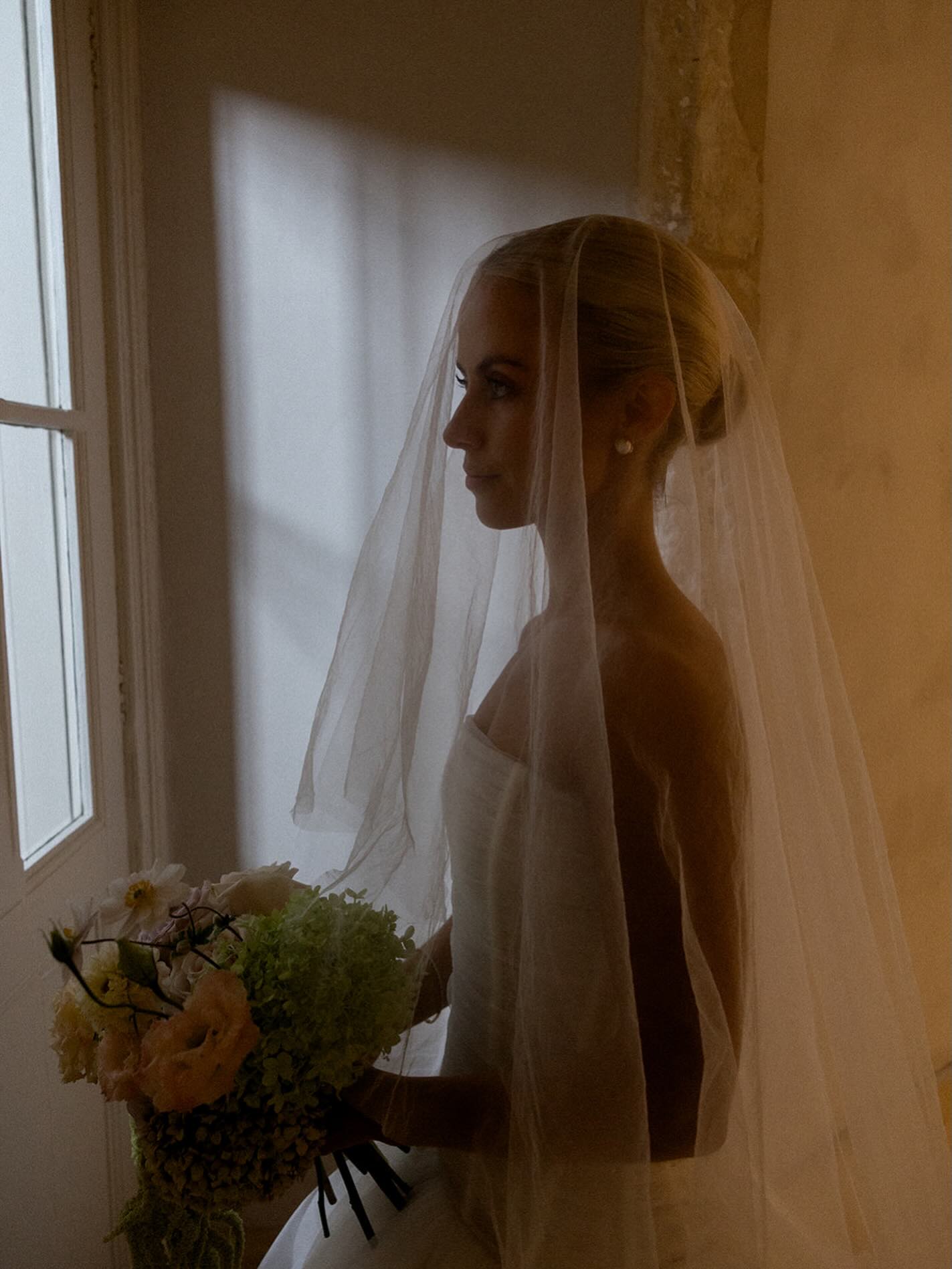 Light & shadow creates this moment which is hauntingly beautiful!
Stunning photography, Stunning bride…
Captured by @m_aniaphotography
Bride @maddisonrigg