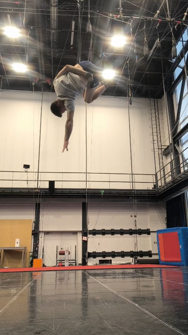 🌪️ Little straps training of yesterday with at @encmontreal with @aubinconstanceau
•
•
•
Sponsored by @alexander_aerial_acrobatics
#straps #acrobatics #circus #training #circusaroundtheworld