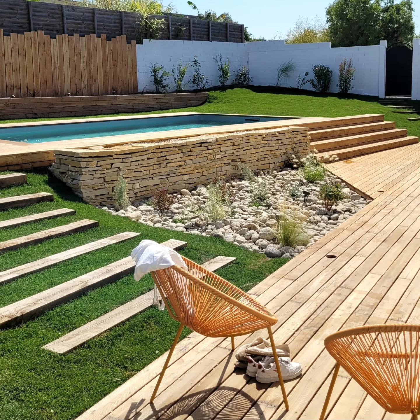 Jardin à Andilly réalisé en 2022.
Terrasse bois en châtaignier 120 m2.
Bardage et muret bois douglas.
Muret en pierre sèche.
Massif type méditerranée.
Arrosage automatique pelouse et massifs.
Pelouse en rouleau.
#paysagistelarochelle #perspective #esquisse #plandemasse #maitrisedoeuvre #plantesmediterraneennes #terrassebois #terrassechataignier #douglas #muretpierreseche #jardindesdalles