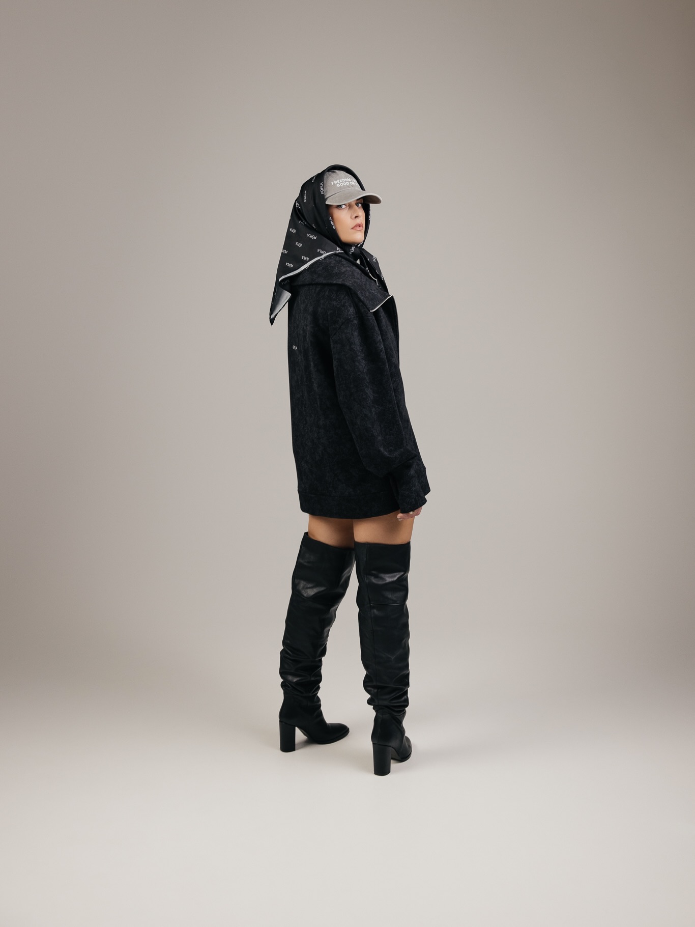 Antroji ir paskutinė PÙPLA pavasario kolekcijos dalis jau el. parduotuvėje! 🌪️
Antrojoje kolekcijos dalyje - laisvalaikio kostiumėliai. Ir kaip visada - iš jų spaudžiu maksimumą 🫠 Prieš 6 metus laisvalaikio kostiumėlius siuvome bazinius, saugių ir patikrintų modelių. Bet dabar, kai kas antras prekinis ženklas siuva laisvalaikio kostiumėlius, o dažnu atveju dar ir iš tų pačių medžiagų bei spalvų - ateina laikas pasitempti ir publiką nustebinti kažkuo unikaliu 🤌
Dažnai sakau klientams - paprastus treningus galite nusipirkti kitur, o čia ateikite ieškoti išskirtinumo 🙂↔️
2026 metų rudens tendencijose bus itin aktualios - didelės, LABAI didelės apykaklės bei akcentuoti pečiai. 2026 metų rudens? Taip. PÙPLA visada yra koja priekyje. Kai žinau, kad mano klientėms užtrunka prisijaukinti mūsų siūlomas naujienas - su būsimomis tendencijomis turiu pradėti apšildyti anksčiau 🤭
Na, o drąsiausios ja gali mėgautis jau dabar! ❤️🔥