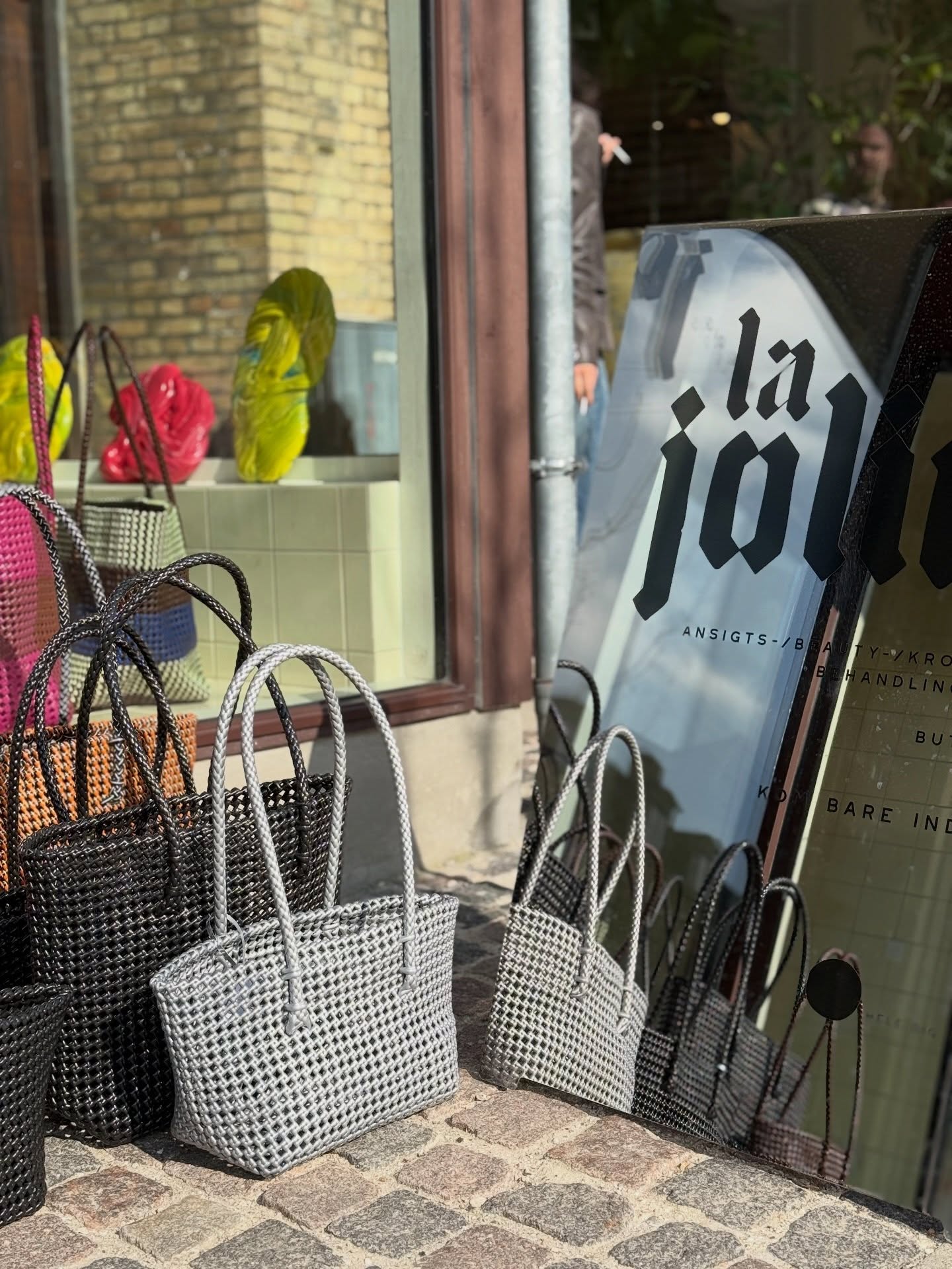 ✨ Ugen der gik..
Bosslady Kris var et smut forbi butikken for en kort bemærkning sammen med kæreste Ole. 🐻 De bragte dejlige vibes og forårssolen med sig, som Ole nød sammen med Charlotte! 💕
Amy har fyret den af ved briksen med kunder og modeller, hvis smukke vipper og bryn du kommer til at se mere af her på profilen. 😍 Mette har blækspruttet, som hun nu gør, og ikke mindst skabt indhold her på insta. 🔥
Vi håber, at du nyder det spirende forår, og vi glæder os til vi ses på Valby Langgade 30a! ❤️
/ Kris, Charlotte, Amy og Mette.
#lajoliedk #heledig