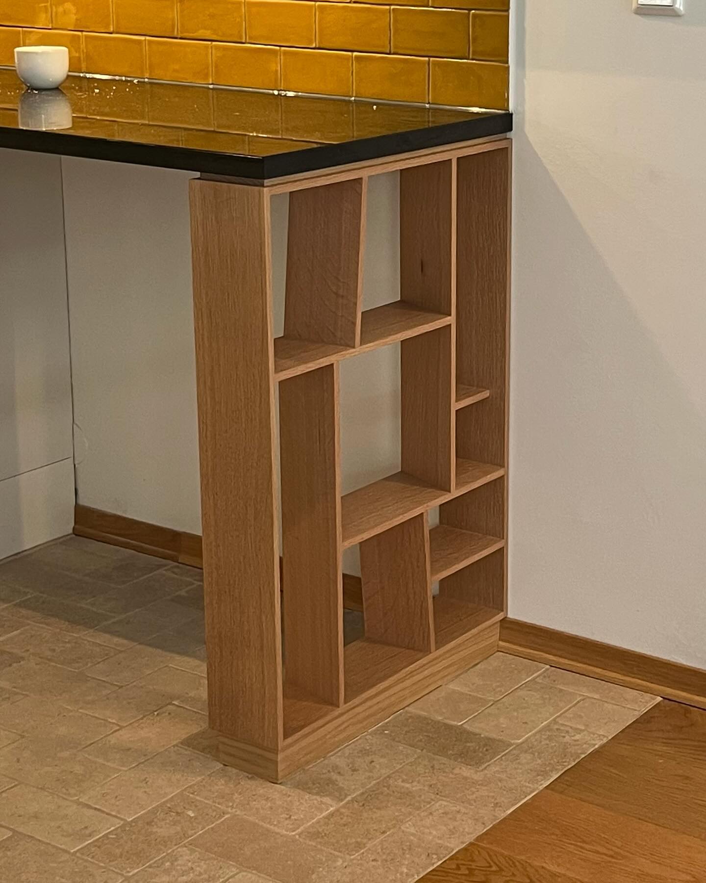 Støtte/hylle for benkeplate. Tegnet og laget etter kundens ønske.
.
.
.
.
.
.
.
.
.
.
.
#woodworking #woodcraft #craftmanship #finewoodworking #cabinetmaker #interior #home #modern #craft #build #handmade #furniture #furnituredesign #todaysmaker #traditional #woodworking #bespokefurniture #dovetails #rosewood #møbelsnekker #møbeldesign #maker #furnituredesign #interior #custom #woodworkersofinstagram #decor #home #tools #woodworkingcommunity #woodworkers
