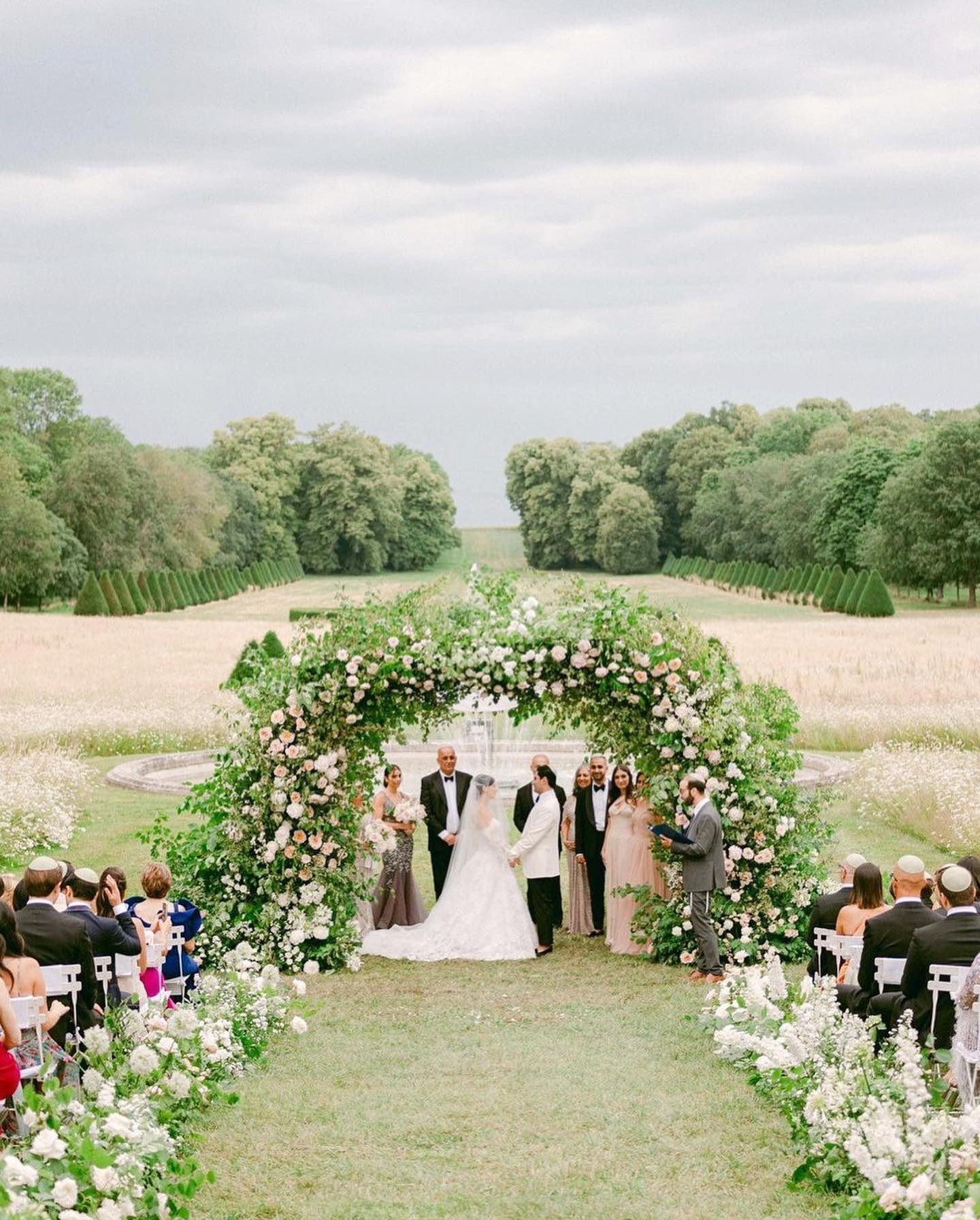 R&J -
Such a beautiful day! Thank you for hosting your breathtaking wedding at Champlâtreux.
@orangeandrose @floraisonparis @maddy.christina.photo