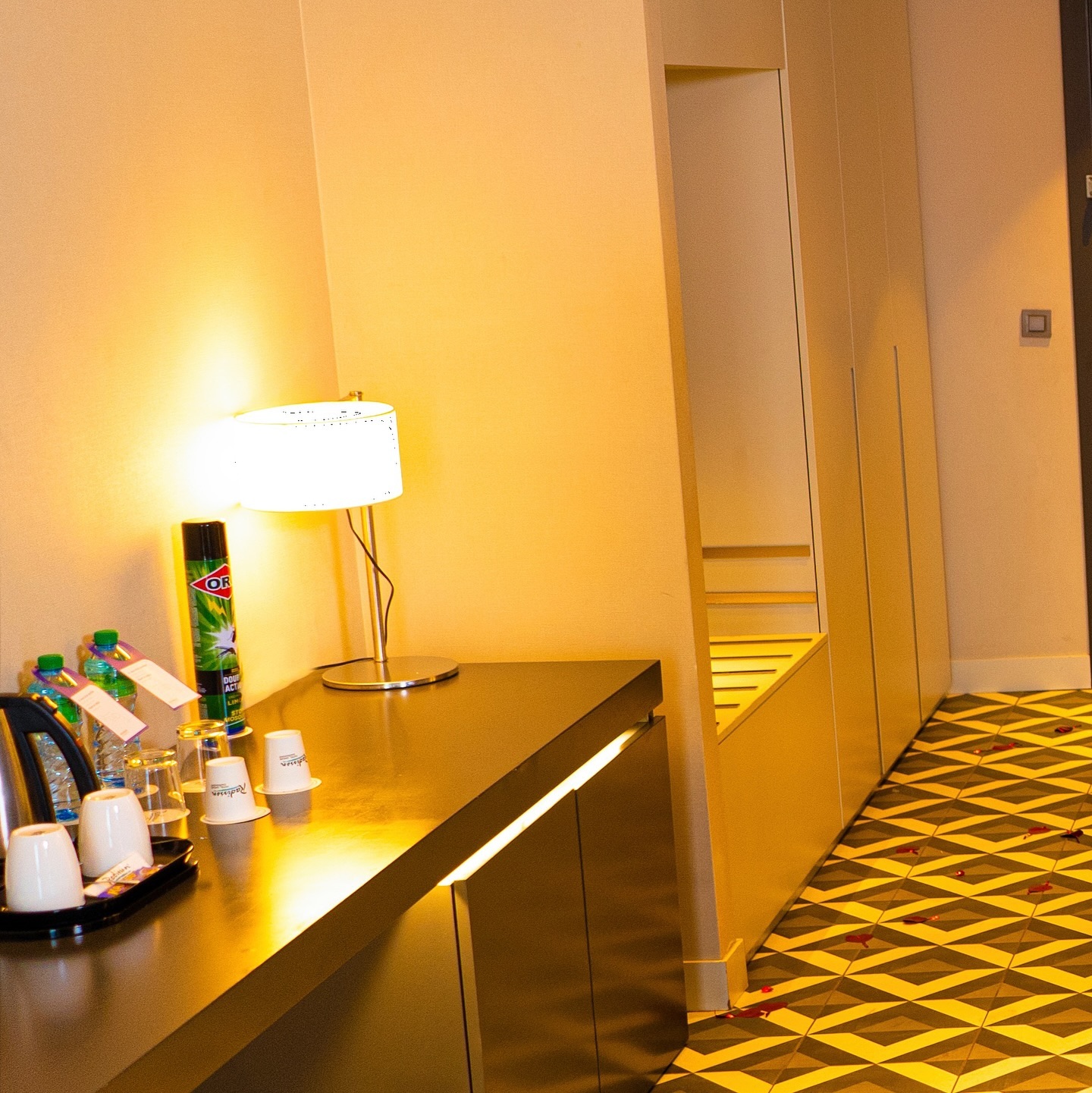 Pour notre campagne réalisée pour Radisson Dakar Diamniadio, nous avons conçu une série visuelle qui incarne la romance et la connexion dans un cadre raffiné.
Notre direction artistique pour ce projet se base sur le concept de 𝐑𝐨𝐦𝐚𝐧𝐜𝐞 𝐈𝐧𝐭𝐞𝐦𝐩𝐨𝐫𝐞𝐥𝐥𝐞. ✨
#DIGICOF #Radisson #Hotel #Luxury #Communication #Dakar #Senegal #decouverte #communicationagency