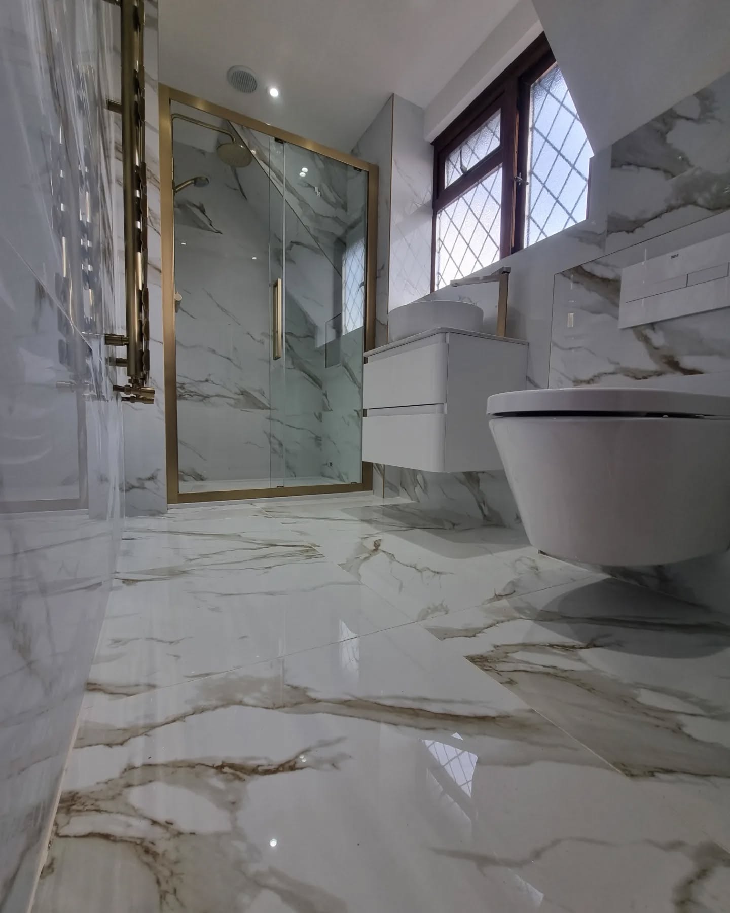 Just completed a two-week bathroom marathon that's nothing short of a masterpiece😅🌍💎. Behold the captivating colour coordination! From tasteful tile choices to sleek, matching trims, this project proves that plumbing is as much an art form as it is a skilled trade.👨🏾🔧🎨👨🎨🚿🛠
#BathroomMasterpiece #ProPlumber #HashtagPlumbing #InicioHomes #SkilledAndStylish #ConfidentButNotCocky