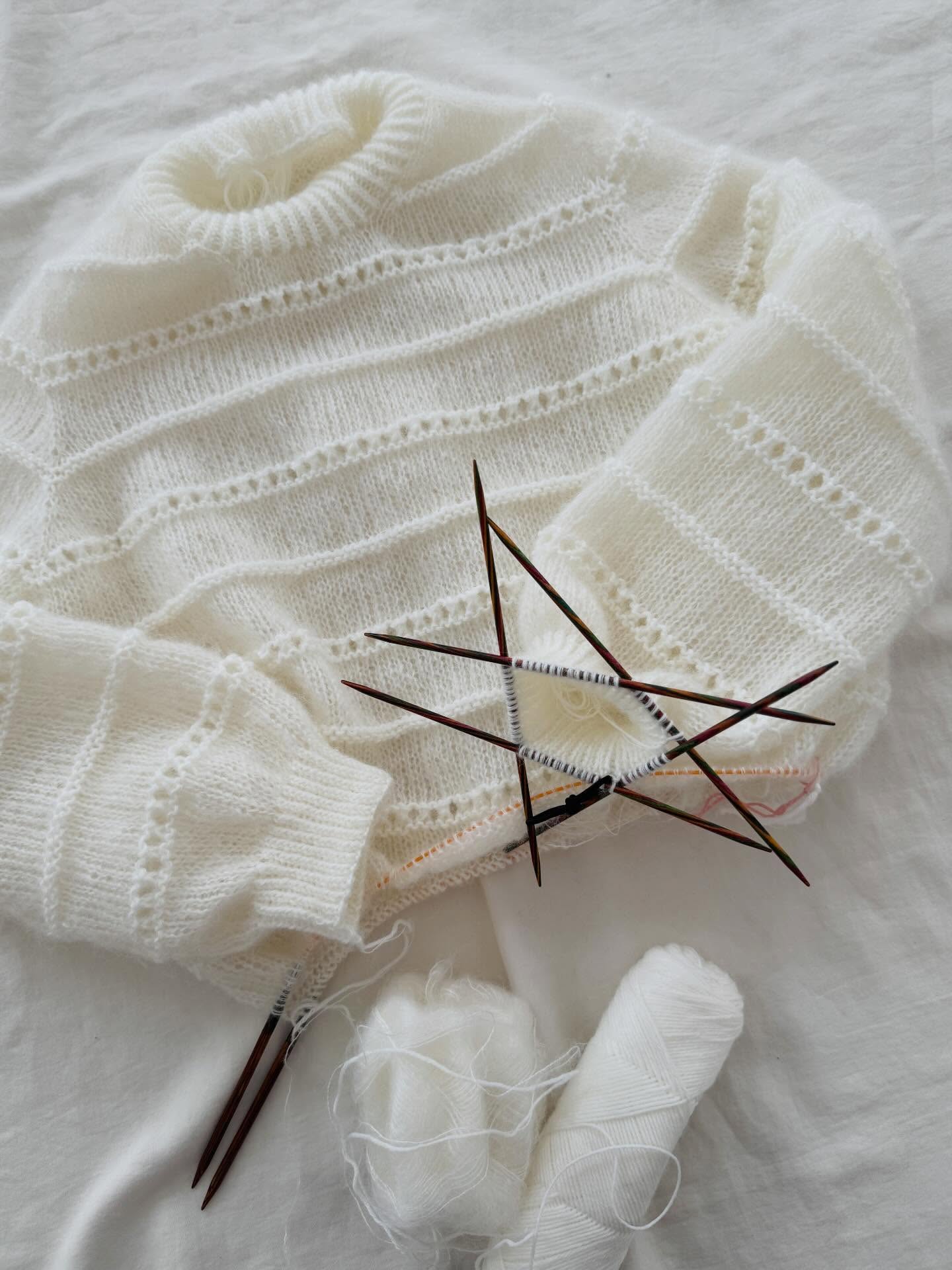 We took off early this morning to attend @hhcologne and before that, I just finished the #ronisweater in time to wear it with some of my test knitters at the fair today 😇 I will have some sneak peeks of our outfits (and the fair of course) in my story 🤩
.
.
.
Pattern in progress by me: Roni Sweater, coming mid April
.
Yarn: Arwetta and Tilia in the shade Snowwhite by @filcolana
.
Advertising
.
#knitting #knittingaddict #stricken #strickenmachtglücklich