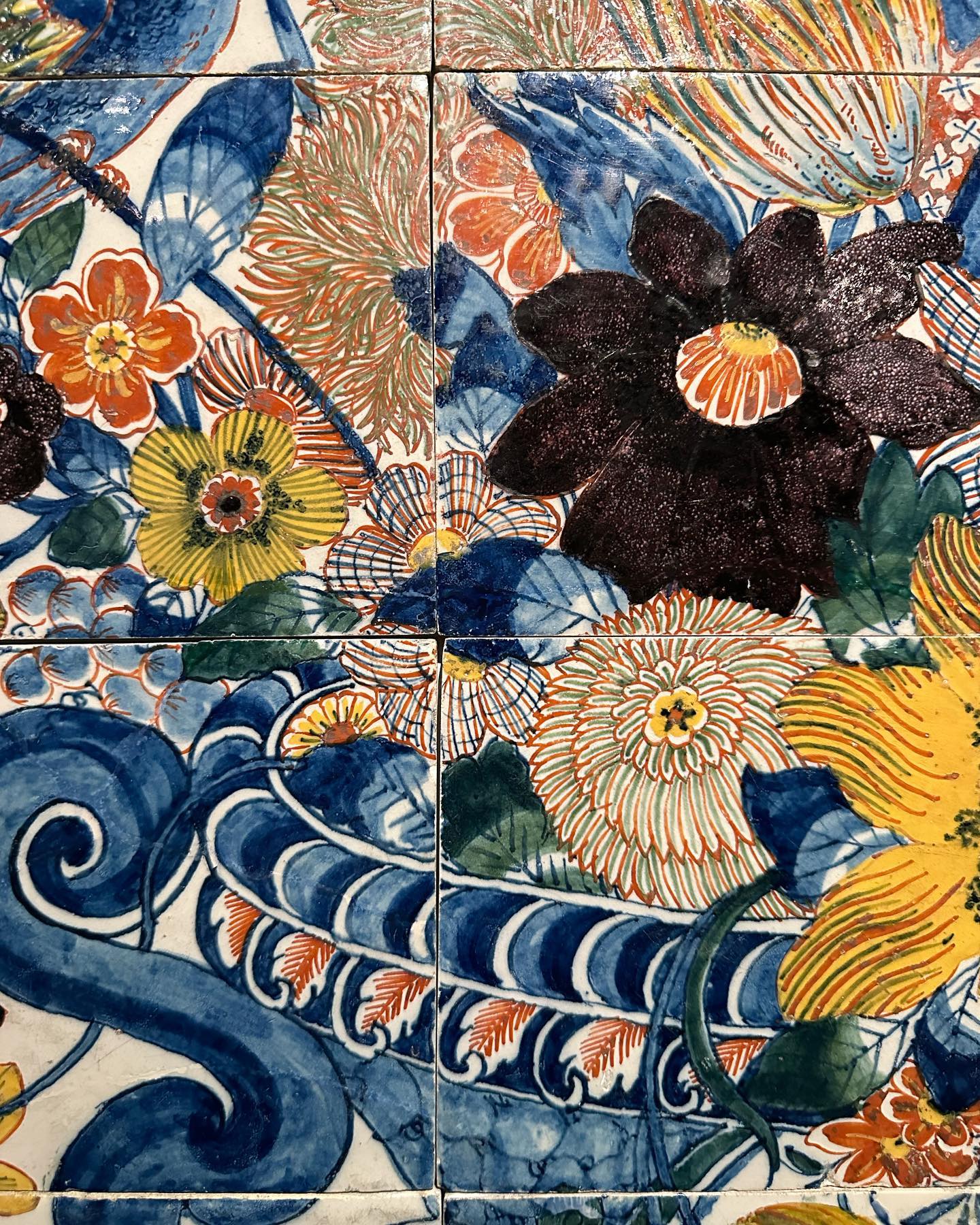 There was so much beauty on display at the Rijksmuseum but I couldn’t go past the exquisite details on these hand painted tiles that were thought to hail back to 1690 and used to decorate the formal rooms of the well heeled & aristocracy