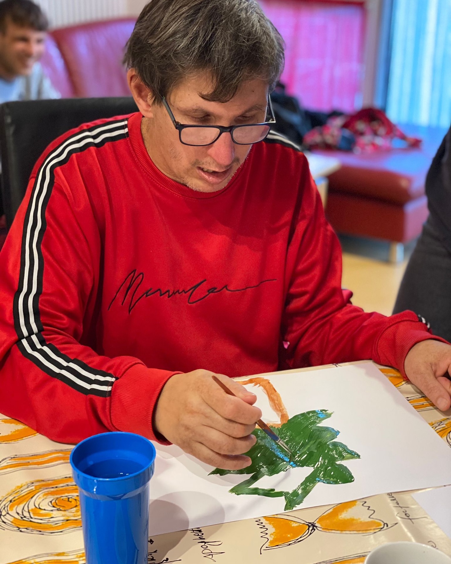 ✨inklusive Weihnachtskarten 🎄
Leeeeeute wir können‘s auch kaum glauben, aber heute in 2 Monaten ist schon wieder Weihnachten 🧑🎄
Das bedeutet auch endlich wieder Liebe per Postkarte verschicken 💌
Diese Woche haben die Jungs & Mädels vom Haus Bahnhofstraße wieder gezaubert & neue Motive auf‘s Papier gebracht 😍
Freu dich jetzt schon auf neue Weihnachtskarten im gewohnten A6 Format. Gibt’s in ca. 4 Wochen, aber hey wir sagen dir natürlich nochmal Bescheid ☺️
Erlös geht dann wie immer zu 100% an die Künstler vom Haus Bahnhofstraße in Bretzfeld 🙏
Bis dahin, viel Vorfreude & much Love 🫶🏻
#weihnachtskarten #inklusion #menschunited #gemeinsam #weihnachten #liebeperpost #postkarten #gutestun #menschsein #malen