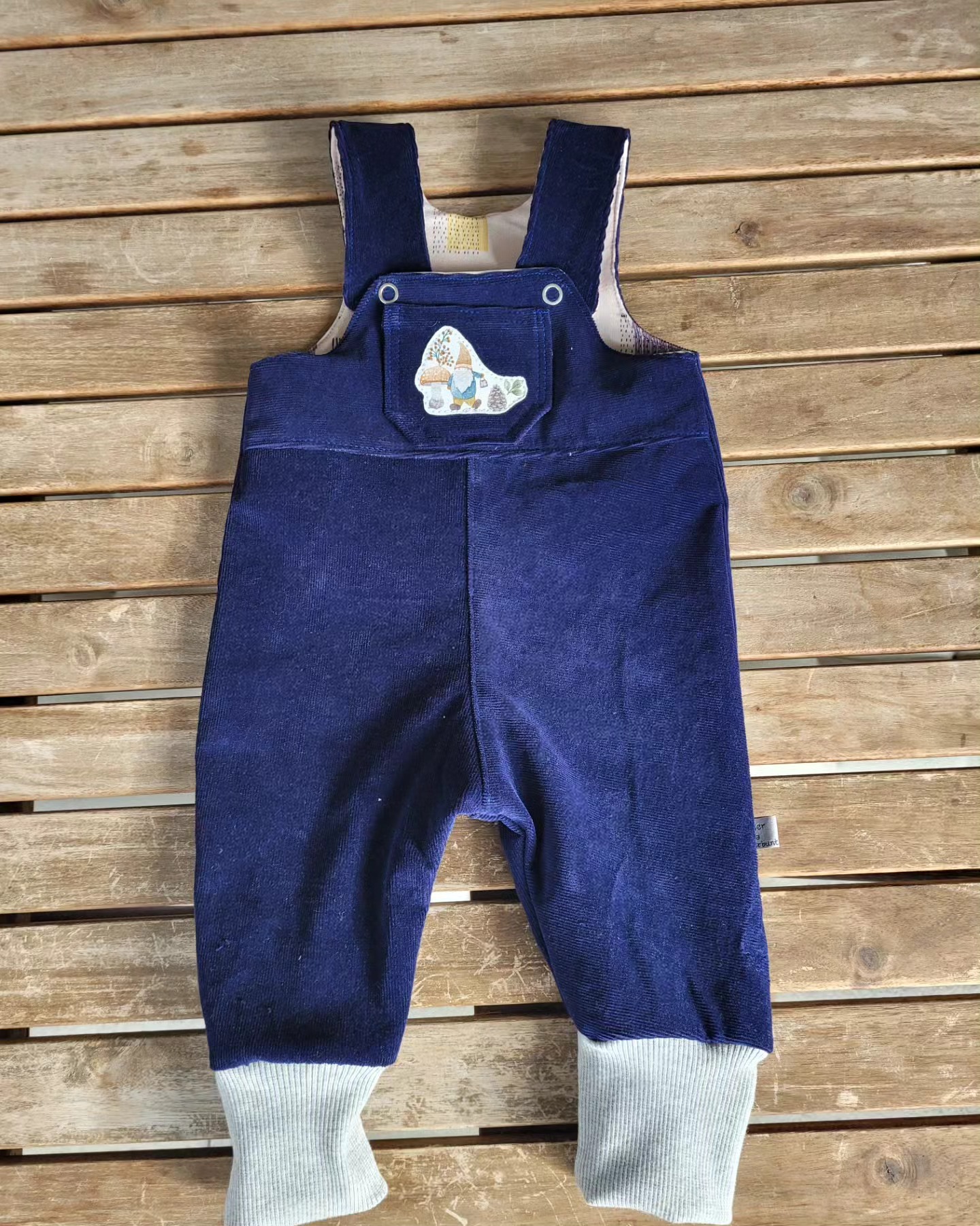 Neue Latzhose in der Grösse 74 erhältlich im Onlineshop auf www.atelier-villakunterbunt.ch/shop