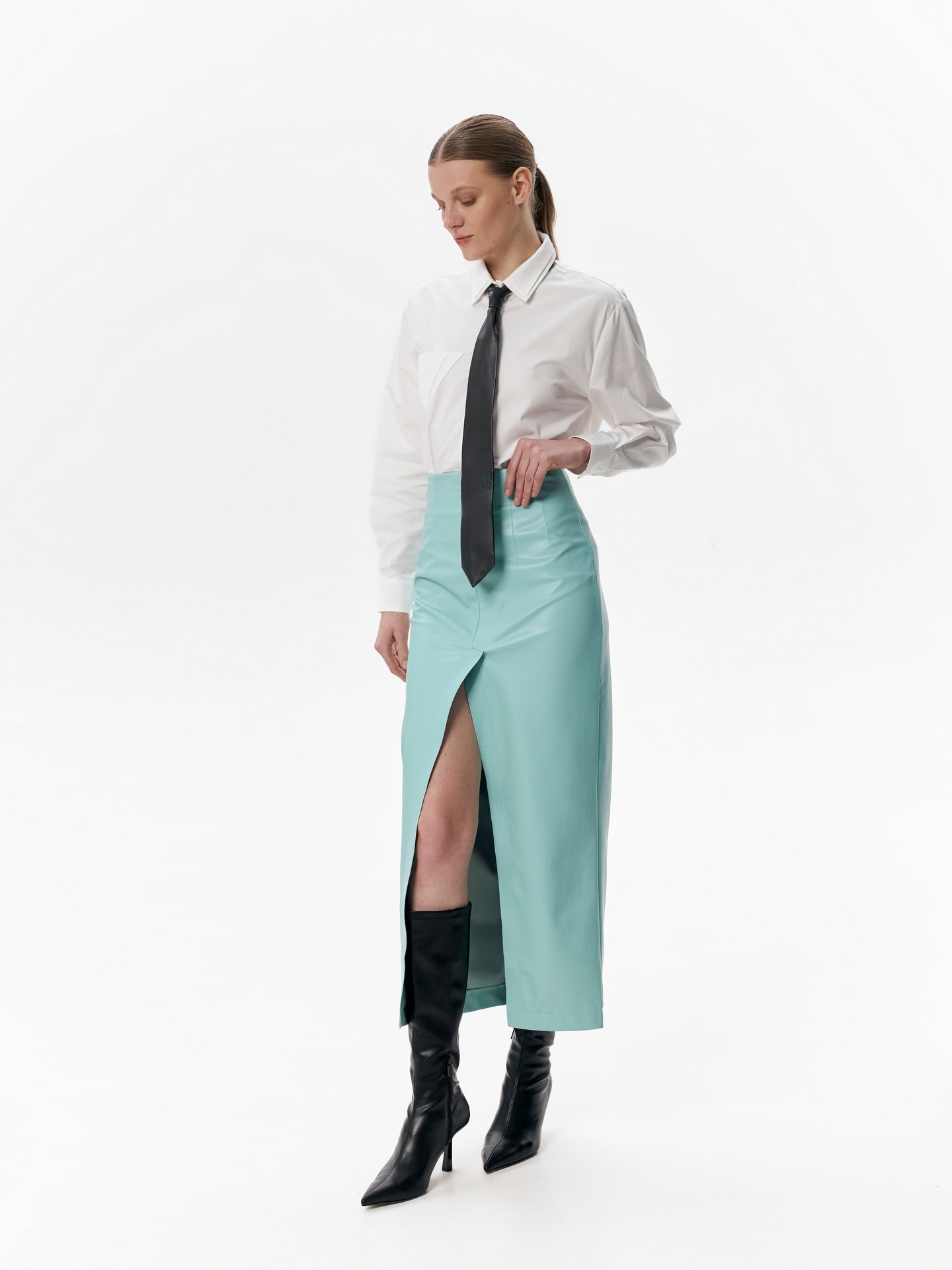 Look 2: AGENDA Skirt in Mint and STRAP Tie in Black🩵🌱
.
Swapping the neutrals for a pop of Mint. A structured silhouette with just the right amount of edge.
.
Shop at www.darann.com