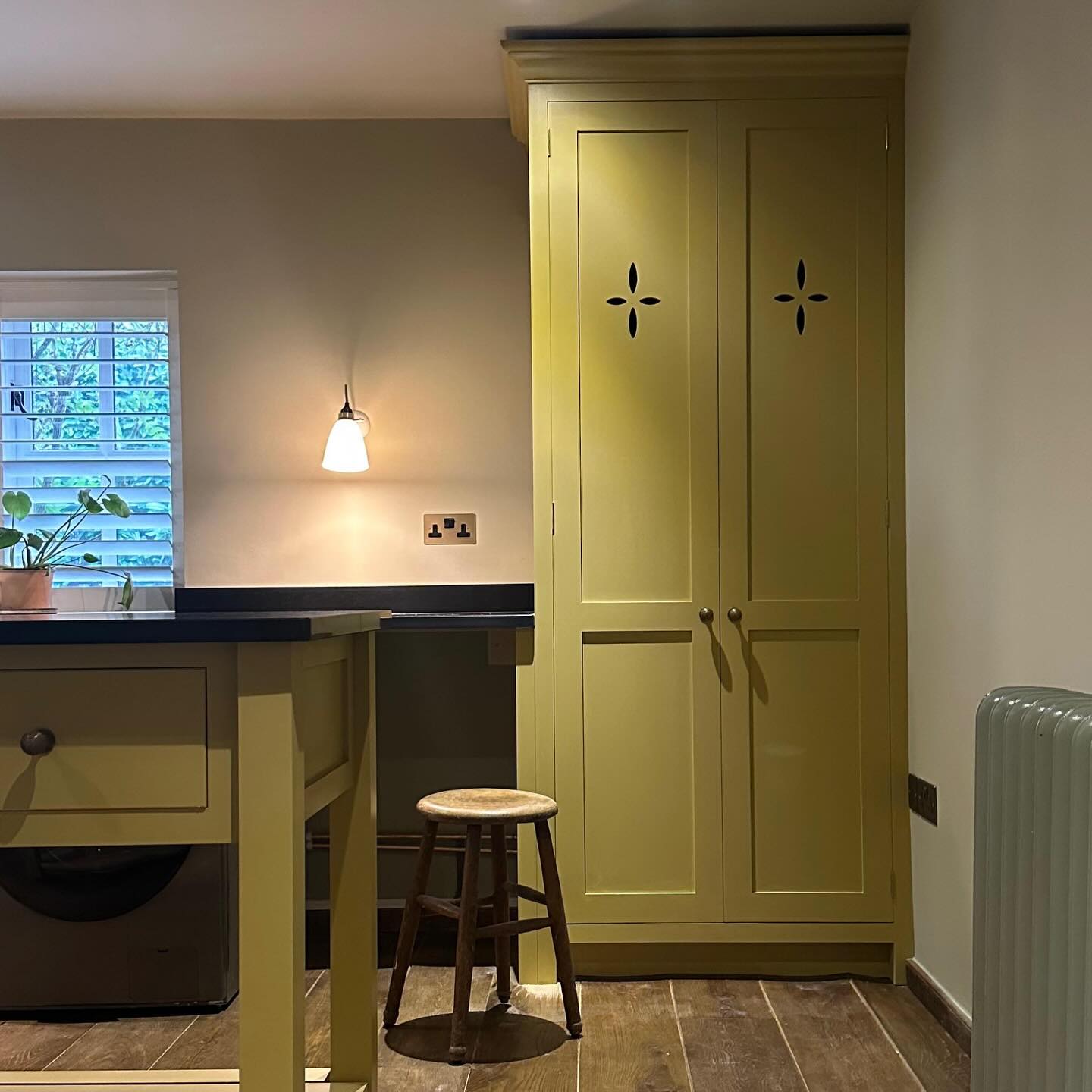 There’s something rather lovely about a room that just gets on with things.
This recent utility room has a generous work table to neatly store essentials (or pile high with washing), a deep sink under the window, and cabinets painted in the softest yellow that somehow makes even the most ordinary tasks feel a little brighter.
Simple, useful, and really quite beautiful 💛
