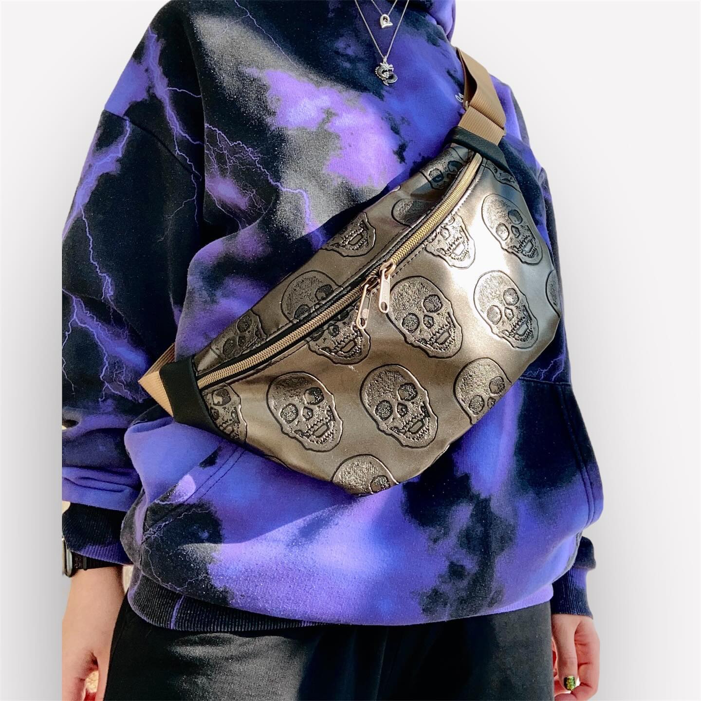 Das ist die neue Totenkopf💀 Bauch- und Unhängetasche🛍️🤩.
- Sie ist 100% selbst genäht🪡
- In den Farben Bronze🥉 und Silber🥈zu haben
- wasserabweisend💦
- glänzt✨ im Sonnenlicht☀️
- und kann sowohl am Bauch, wie auch seitlich getragen werden😁
#manudesign #handmade #smallbusiness #smallbusinessowner #smallbusinesssupport #bagslover #handarbeit #schweiz #switzerland🇨🇭 #swissmade #swisshandmade #pratteln #selfdesign #womansmallbusinessowner #umhängetasche #bauchtasche #bellybag # #selbstgemacht #prettybag #prettybags #coolbag #bagforwomen #bagformen #unikat #träumewerdenwahr #stoff #cotton #stitch #skull