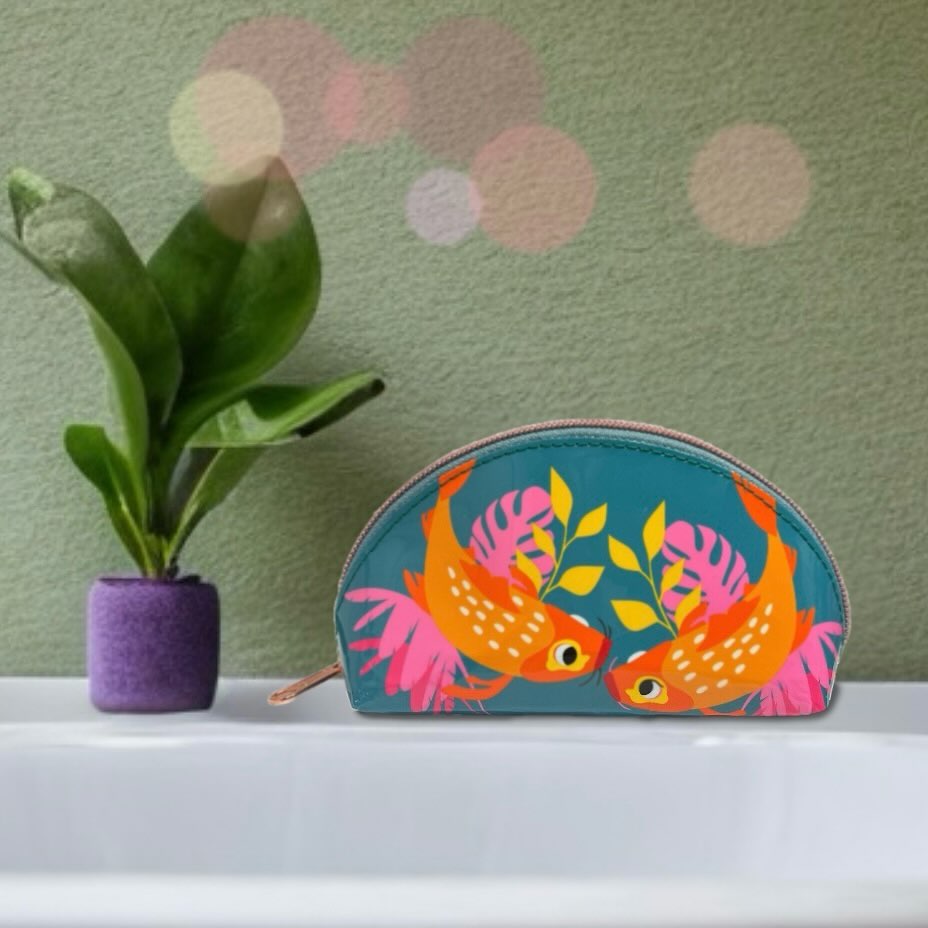 Heute ist Fre(u)itag, da lass uns doch einfach mal rumschwimmen und fröhlich sein wie die beiden Kois Helmut & Gerda! Übrigens, diese und viele weitere Kosmetiktaschen findest du auf unserer Website! Schönes Wochenende!
www.lolabrennt.at
.
#lolabrennt #wild #love#mehrfarbeimleben #artthatmakesyouhappy #onlineshop #animation #koi