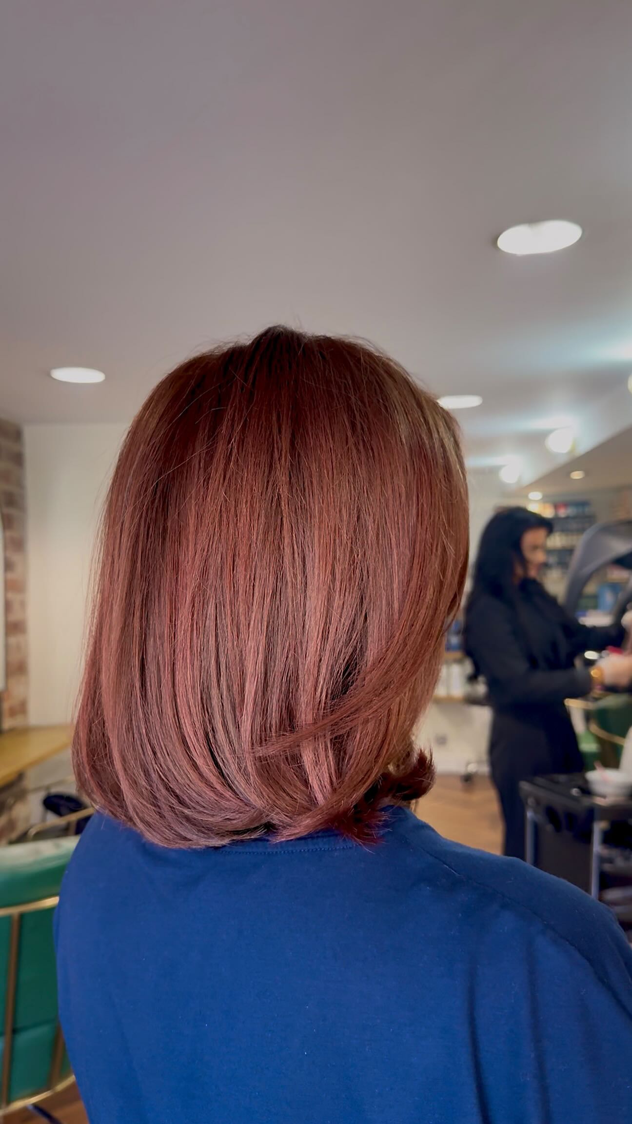 Shades ALK in action ๐ฅ
The Ultimate Semi Permanent Colour. 6CB + 6N for this beautiful Reb/Brown Blend โค๏ธ
Colour & Cut by @glen_kadohair
@redkenpro @redken
#shadesalk #redken #kadohair #coloursalonsheffield #sheffield