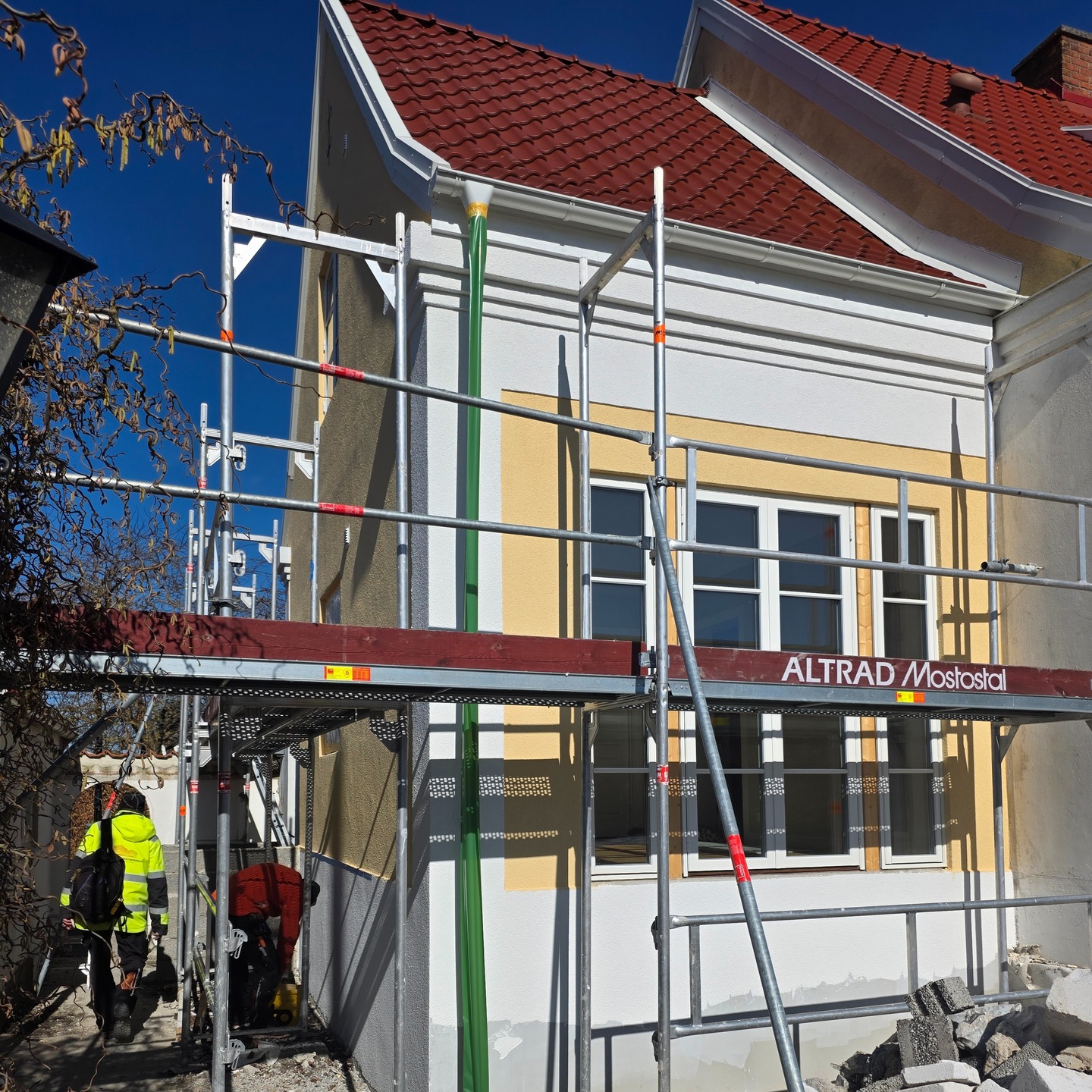 Projektet med tillbyggnaden i Tygelsjö närmar sig sitt slut. Det ska bli spännande att dokumentera resultatet och lyfta fram den fina förändringen hos kunden på Villa Berga.
#tillbyggnad #byggahus #puts #takbyte #renovering #bygg
