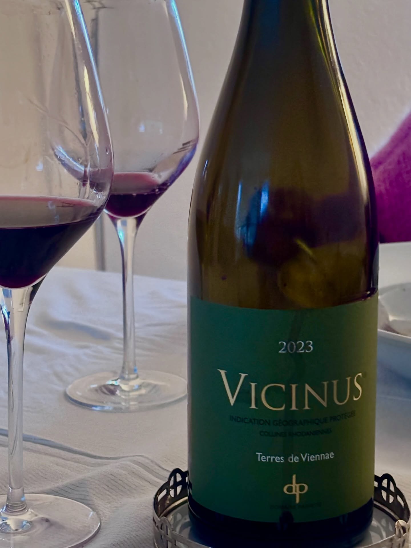 Vicinus 2023 van Domaine Parpette - oplage van maar 1.800 flessen -
Een IGP Collines Rhodaniennes waar we nog even wat dieper op ingaan.
🌈 Diep robijnrode kleur met een paarsige rand, hetgeen logisch is met de wetenschap dat het een Syrah van 5 jaar oude stokken is.
Proef notitie:
👃 Aroma’s van zwarte bessen, bramen en kersen, aangevuld met viooltjes, peper en een lichte rokerige & steenachtige toets.
👅 In de mond sappig en fris, maar ook zacht, met rijp donker fruit zoals zwarte bes, braam, zwarte kers en pruim. Een toets van eiken, kruiden, witte peper en een vlezige ondertoon met iets vegetaals in de afdronk.
💪 Medium body.
🍋 De zuren zijn medium.
🫖 Medium, maar nu al zachte tannines.
⏱️De afdronk is medium lang.
Conclusie:
Een zeer aangename noordelijk Rhône-wijn die makkelijk drinkt - een soort van junior Côté-Rôtie, maar dan zonder de extreme gelaagdheid - die potentie heeft om mooi te ouderen, maar nu al lekker is. Met Bouef Bourgignon werd het zwarte fruit meer rood fruit, zoals aardbei, framboos en zoete kers en waren de tannines nog beter in balans en geïntegreerd.
#domaineparpette #coterotie #arphinewijnen #wijnspijs #collinesrhodaniennes
