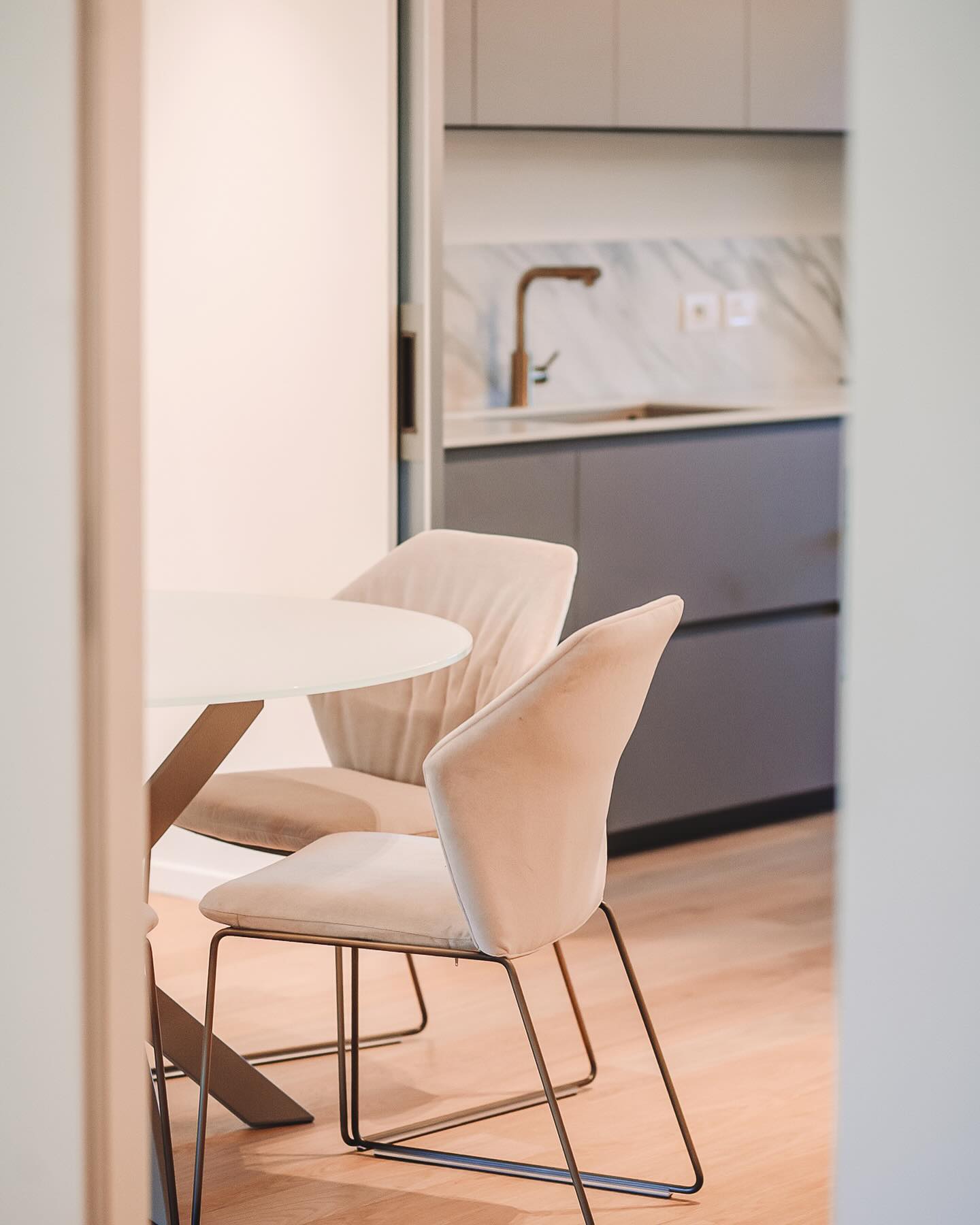 Uno sguardo in cucina…
Dettagli | Casa privata San Mauro Torinese
Ph @valentinamalone_photo
#apiuaarchitetti #architettitorino #design #interiordesign #lightdesign #interiors #kitchen #inspohome #sabaitalia #bontempicasa #albedmilano #modulnova #modulnovacucine #marble #calacattamarble #wood #snacktable #goldmatt