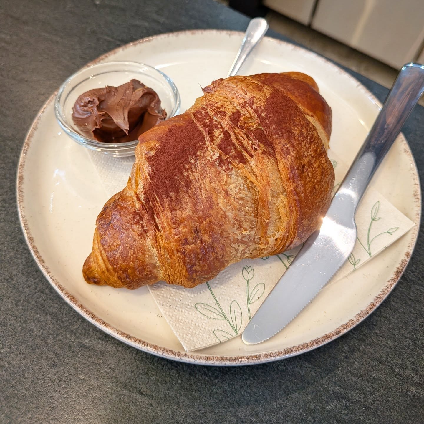 Il nostro croissant caldo al burro, appena sfornato con un cuore cremoso di Nutella.
La mattina da Lalma è questo: un piccolo momento di felicità che scalda l’anima, tra profumo di caffè e tanta dolcezza.
📍 Find us in the heart of Montepulciano
⏰ Open for breakfast & lunch (closed Thursdays)
✨ #lalmacafe
☺️ #goodfoodisgoodmood
🍳 #breakfast