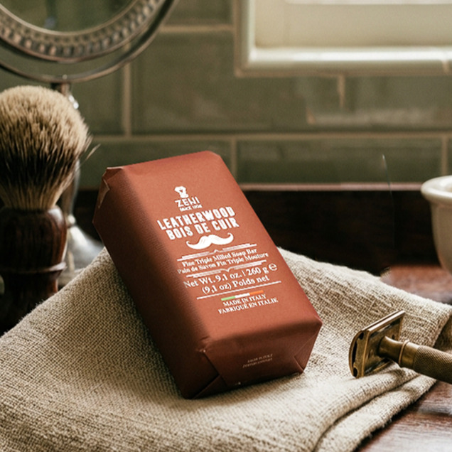 LEATHERWOOD. Un sapone dalla texture compatta, dalla schiuma ricca e dalla fragranza che lascia il segno.
Avvolge la pelle con note calde e legnose, arricchite da sfumature agrumate, per una sensazione di pulizia intensa e raffinata.
Grazie al burro di karité, la pelle resta morbida, idratata e confortevole dopo ogni utilizzo.
Un gesto semplice che diventa esperienza. Perfetto per lui e come idea regalo.
LEATHERWOOD
A soap with a compact texture, rich lather, and a fragrance that leaves a lasting impression. It envelops the skin in warm, woody notes, enhanced by subtle citrus nuances, for a feeling of intense and refined cleanliness.
Enriched with shea butter, it keeps the skin soft, hydrated, and comfortable after every use.
A simple gesture that becomes an experience. Perfect for him. Perfect as a gift.
#mensgrooming #skincare #luxurysoap #selfcare #giftidea #woodyfragrance