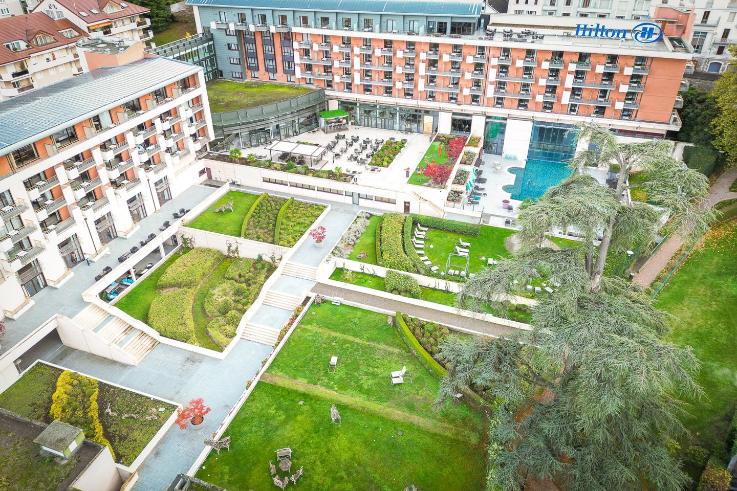 Team building sous la pluie et de nuit sur les rives du Léman: Garder le sourire en toutes circonstances !!!
#teambuilding #hilton #hiltonevian #teamsconnect #evian #evianlesbains #nightphotography #photoslahaut #corporateevents #corporatephotographer #lacleman #genevalake