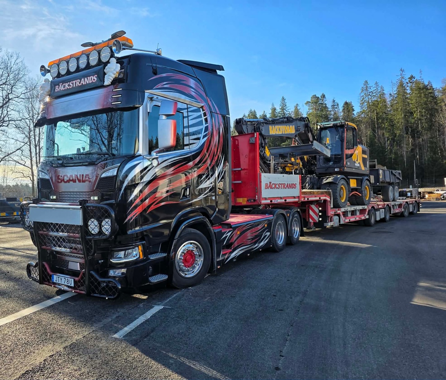 Sista rycket innan helg 😃💪
#bäckstrandstrailer #bäckströmstockholm
#maskintransport #volvo #scanıa