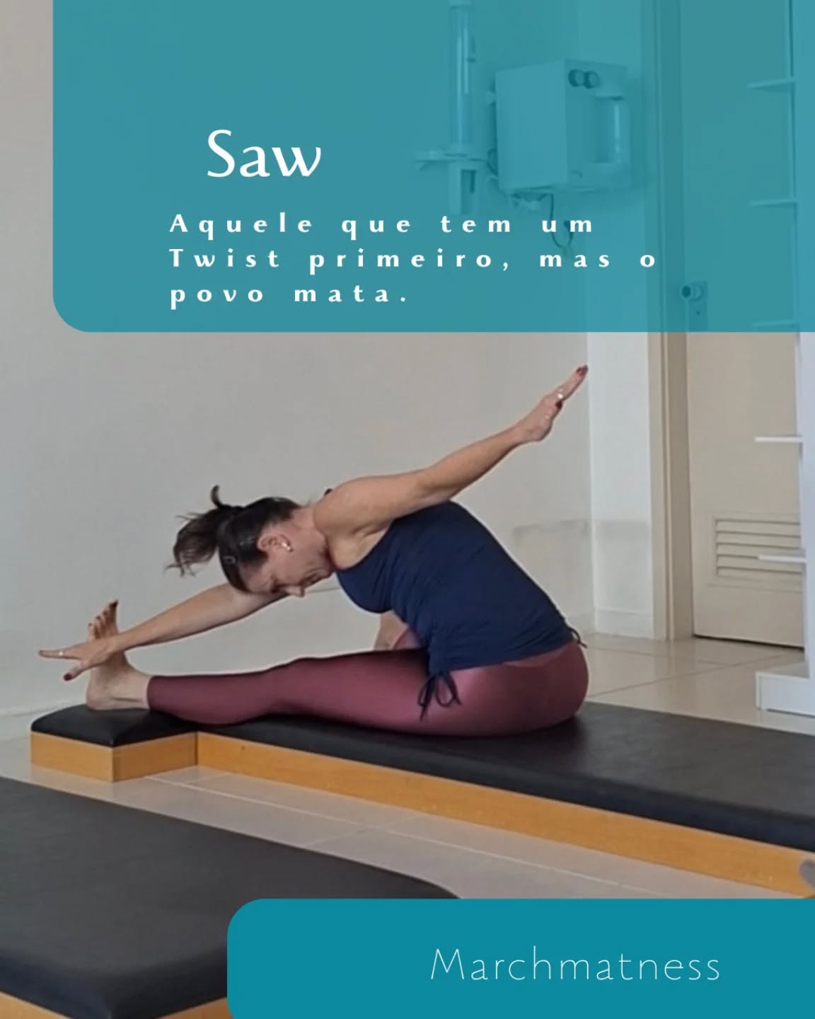 O Saw é um Twist que Reach, mas o povo dá aquela enrolada na rotação. Faz uma rotação meia bomba, meio encolhida, mais ou menos e alcança rápido. Pode ser pela dificuldade, pela ansiedade, pela falta de compreensão ou por não ver a devida importância nesta parte do movimento.
Nós, praticantes que compreendemos todas essas sensações por experiência própria, não à toa chamados de professores, vamos colocando as sementinhas na cabeça dos alunos.
Os braços longos, o peito aberto (pq torcer de qualquer jeito evidência todas as hipercifoses e ombros enrolados), a coluna alta, a base firme, tudo isso vai sendo colocado. O giro alto antes da flexão, tentando fazer deste o mais importante de tudo.
É verdade que muitas vezes parece que somos ignorados, mas na verdade é apenas o timing do aluno mesmo. Compreensão não vem de uma hora pra outra e habilidade muito menos. É preciso treino, treino e treino.
O certo é que, ao longo do tempo, as mudanças são visíveis. E mudanças positivas sempre me emocionam.