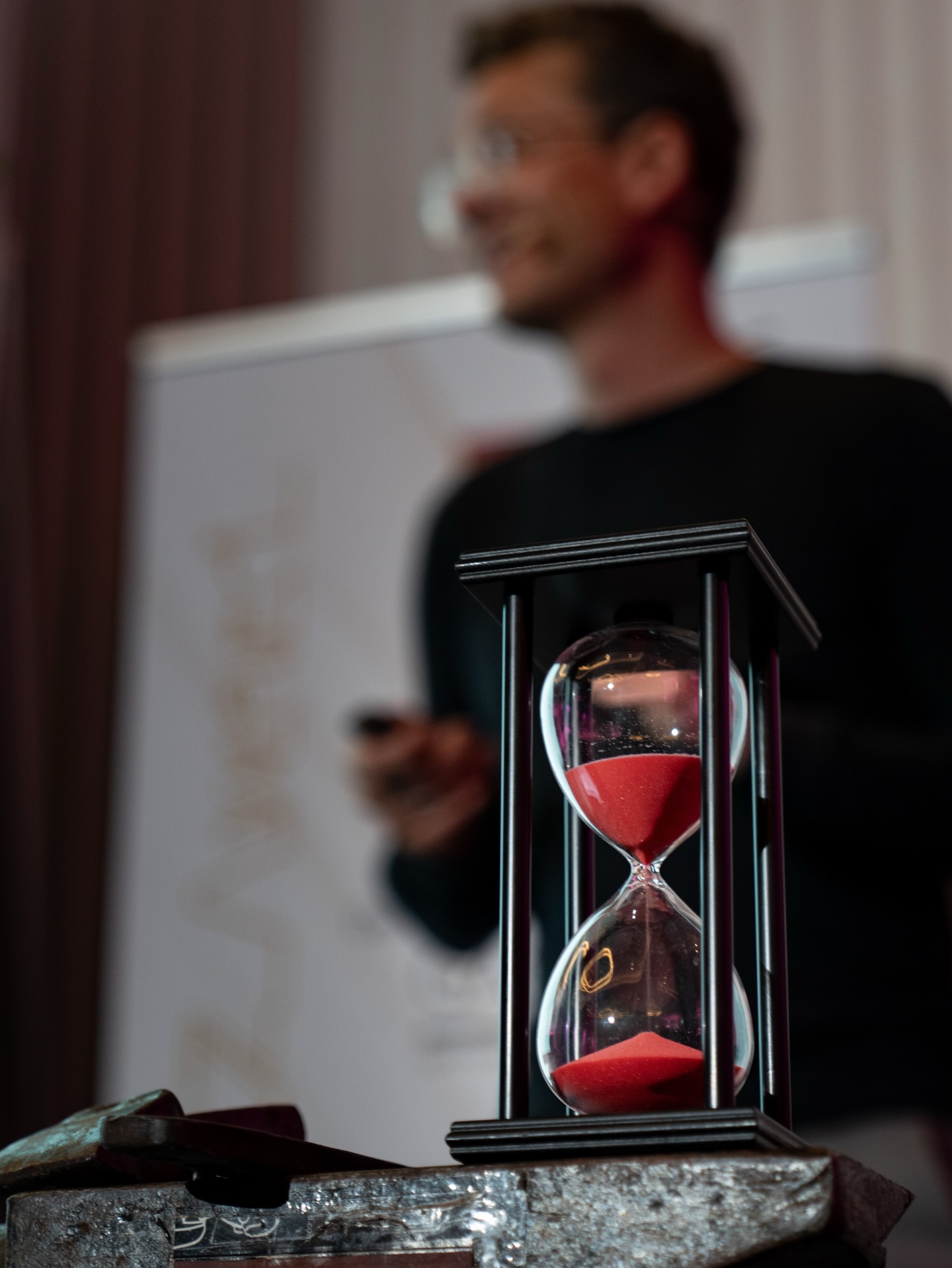 🔥🇬🇷 Athen. Feuer. 300 Gastgeber:innen.
Wofür brennst du – bevor deine Zeit verrinnt? ⏳
Bucketlist Schmied goes international: Abschlussvortrag bei der 30. GastroBizz.
⏳ Im Vordergrund: die Zeit – „Alles fließt.“
🔥 Im Hintergrund: das Feuer – „Alles entsteht aus dem Feuer.“
Beide Zitate werden Heraklit zugeschrieben – aus der Wiege der Philosophie. Und schon vor seiner Zeit wurden Geschichten erzählt. Lange am Feuer 🔥 – und heute?
Viele gute Geschichten werden in der Gastronomie erzählt und auch geschrieben.
Und ich habe in diesen 4 Tagen auf der GastroBizz gelernt: Menschen in der Hotellerie und Gastronomie sind schon unglaublich l(i)ebenswert – und sie laden die immer mehr beanspruchten Akkus unserer Gesellschaft. Sie geben Raum, Zeit und Energie – aber wer lädt ihre Akkus?
Ich durfte Impulse geben, wie genau das gelingen kann. Denn wer viel gibt, muss auch gut auf sich selbst achten …
⏳ Die Sanduhr läuft. Für uns alle. Nicht die Zeit entscheidet, sondern was wir aus ihr machen –
und wie wir am Ende eine besondere und sinnvolle WORK-L!FE-ROMANCE mit Museumsbildern ablichten.
🔥 Vom Erlebnis zum Ergebnis.
Danke an @wpi_lki und @stefan_suss für die Fotos!
#WorkLifeRomance #GastroBizz #Athen #Energie #Zeit