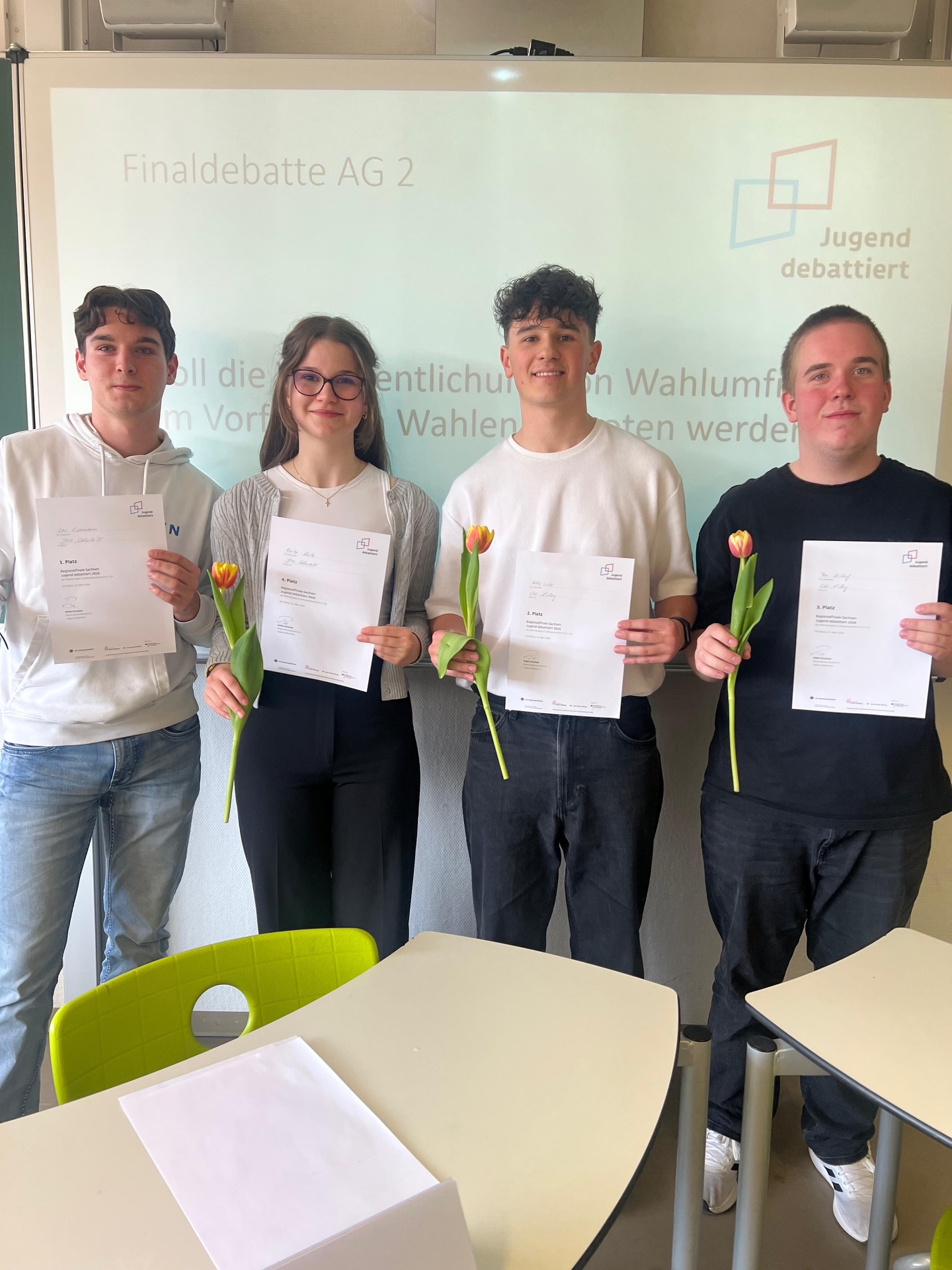 Am 12.03.2026 fand am Christoph-Graupner-Gymnasium der Regionalwettbewerb „Jugend debattiert“ statt. Ganz im Sinne des Zitats von Rosa Luxemburg – „Freiheit ist immer Freiheit der Andersdenkenden“ – stand der respektvolle Austausch unterschiedlicher Meinungen im Mittelpunkt.
Die Teilnehmenden überzeugten mit Sachkenntnis, Ausdrucksvermögen, Gesprächsfähigkeit und Überzeugungskraft bei spannenden Debatten, z. B. zur Nutzung von KI in Prüfungen oder zu „Kaufe jetzt, zahle später“-Modellen.
Finale Platzierungen:
AG 1: 1. Clara Chemnitzer, 2. Fabienne Kobelt, 3. Karlsson Fischer, 4. Pauline Tittel
AG 2: 1. Leo Eisermann, 2. Felix Linke, 3. Toni Kirchhof, 4. Emily Kolb
Besonders stolz sind wir auf unsere Schülerinnen und Schüler Fabienne Kobelt und Felix Linke, die sich für den Landeswettbewerb am 13.04.2026 in Dresden qualifiziert haben.
Wir gratulieren allen Teilnehmenden herzlich zu ihren tollen Leistungen und wünschen Fabienne und Felix viel Erfolg für die nächste Runde!
#debattieren #wettbewerb #jugenddebattiert