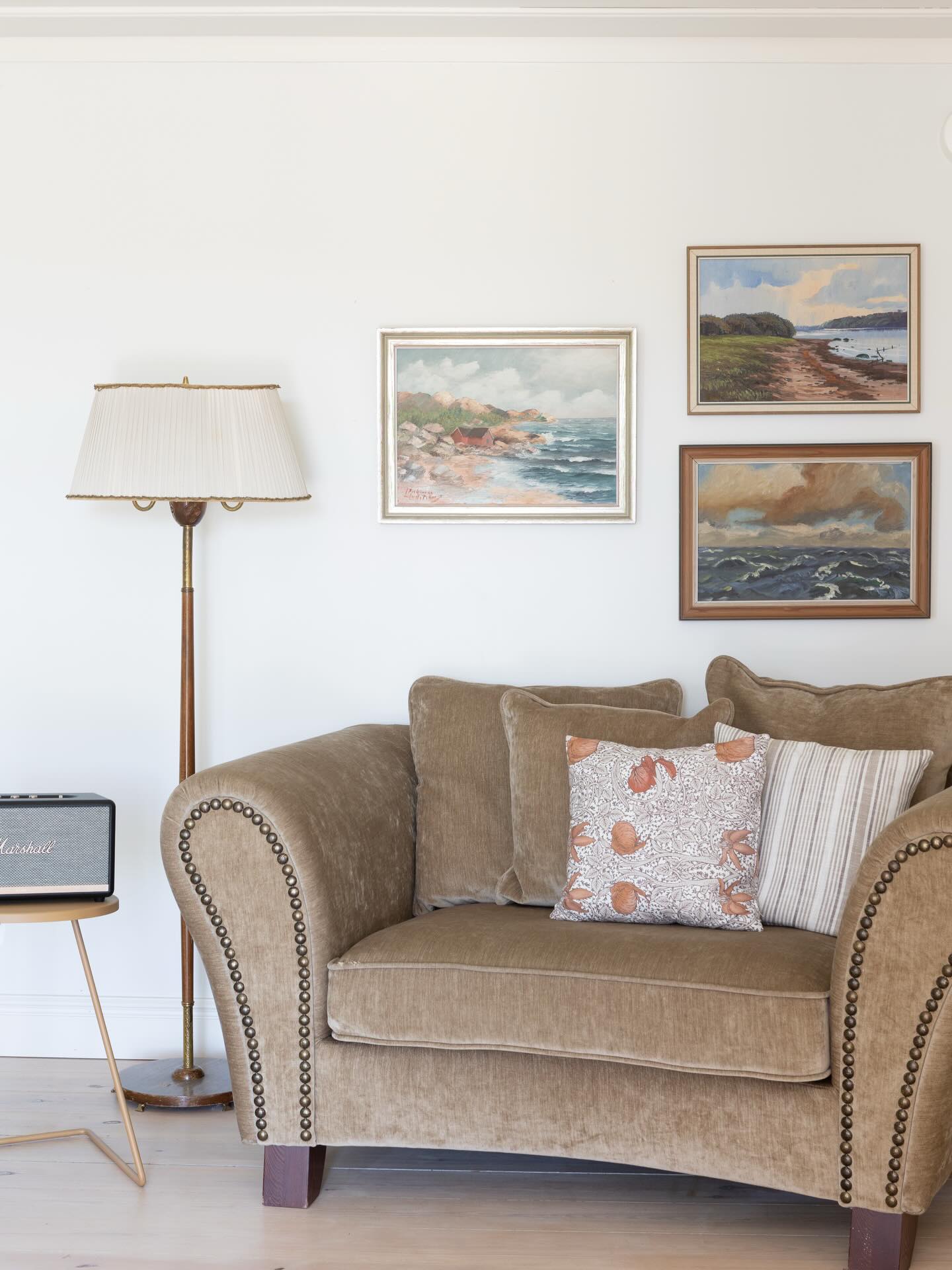 Alla rum borde ha en ”Love Seat”
Den här veckan har vi jobbat med att inreda ett vardagsrum där vi möblerade med en så kallad ”Love Seat” - med andra ord en större fåtölj eller en mindre soffa. Jag blev lite nostalgisk och kom att tänka på den här möbeln som för många år sedan stod i vårt sovrum i Stockholm och numera i vårt torp på gården. Älskar den här möbeln, att krypa upp där och kolla Nyhetsmorgon och sitta och läsa - det får helt klart bli mer sånt här i kommande inredningsprojekt 😊💫🛋️
#inredagamlahus #inredningsprojekt #loveseat #inredare #sekelskifteshus