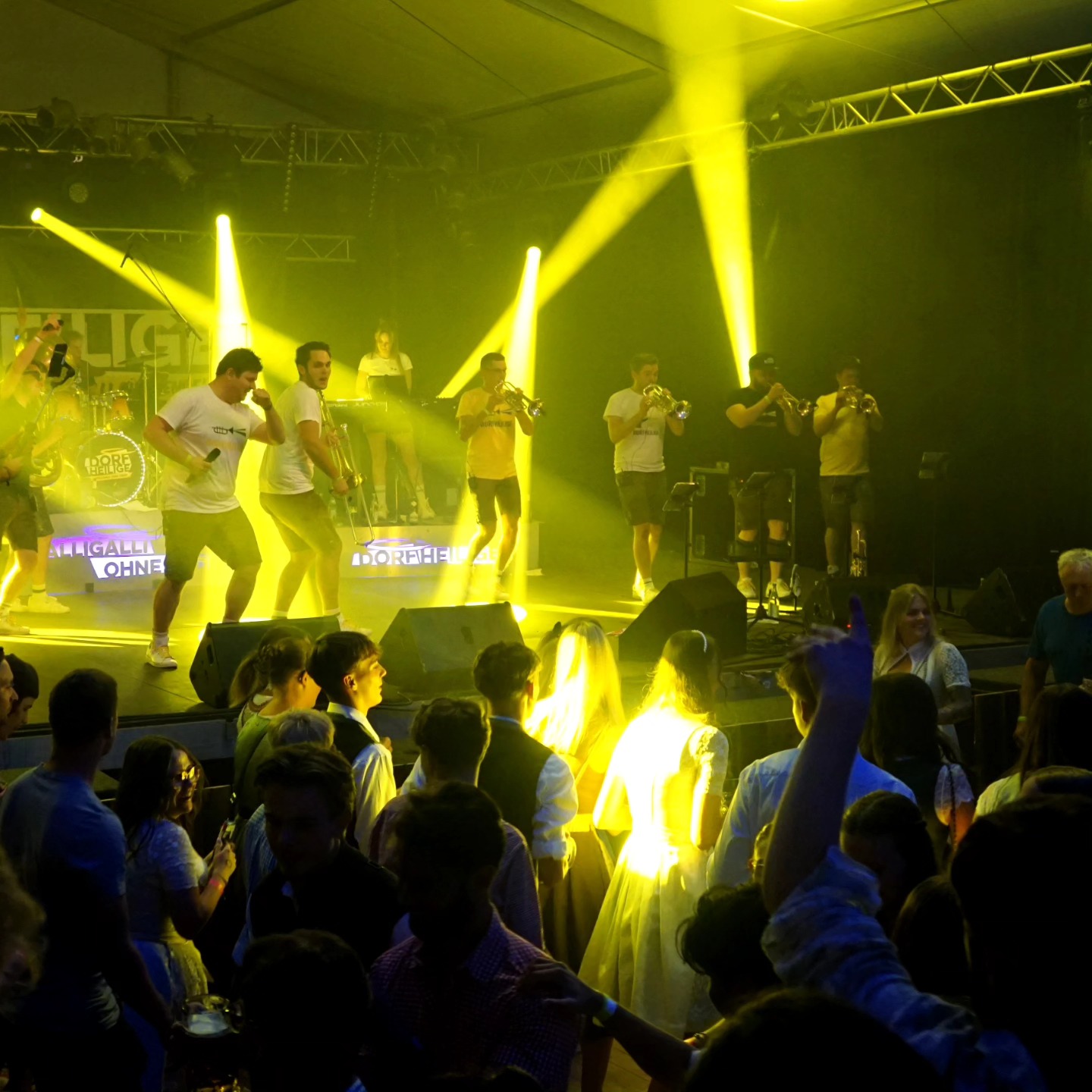 Volksfest-Samstag in Erkheim 😍🔥
Volles Zelt, Stimmung on fire - was will man mehr 🎉🎉
Nach der nach der hammer Einstimmung der @musikkapelle_winterrieden war klar: Der Abend wird bombastisch 🎺🚀
Zwischendrin noch der Überraschungs-Junggesellen-Auftritt, einfach legendär 👏🏻
Dankeschön @musikkapelle_erkheim für diesen unvergesslichen Abend! 💛
#blasmusikmeetsparty #volksfest #bierzeltliebe #dorfheilige
#halligalliohneende