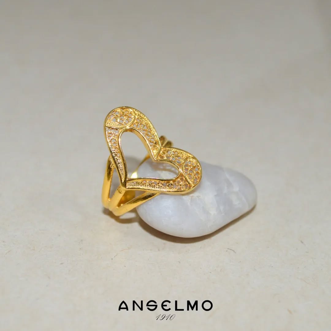 Anel Coração Prata Dourada
Site: https://www.anselmo1910.com/museu-da-filigrana
#anel #ring #filigree #filigrana #pratadourada #love #instagood #corção #culture #tradição #patrimoniocultural #jewelry #moda