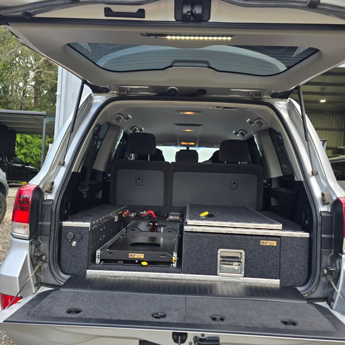 Neat and compact 200 amp hour lithium Dual battery system tucked away behind the fridge slide.
⭐️40amp Redarc BCDC
⭐️2 x 100ah Neuton Power Lithiums
⭐️Victron Smart Shunt
#redarc #200serieslandcruiser #dualbattery #lithium #autoelectrical