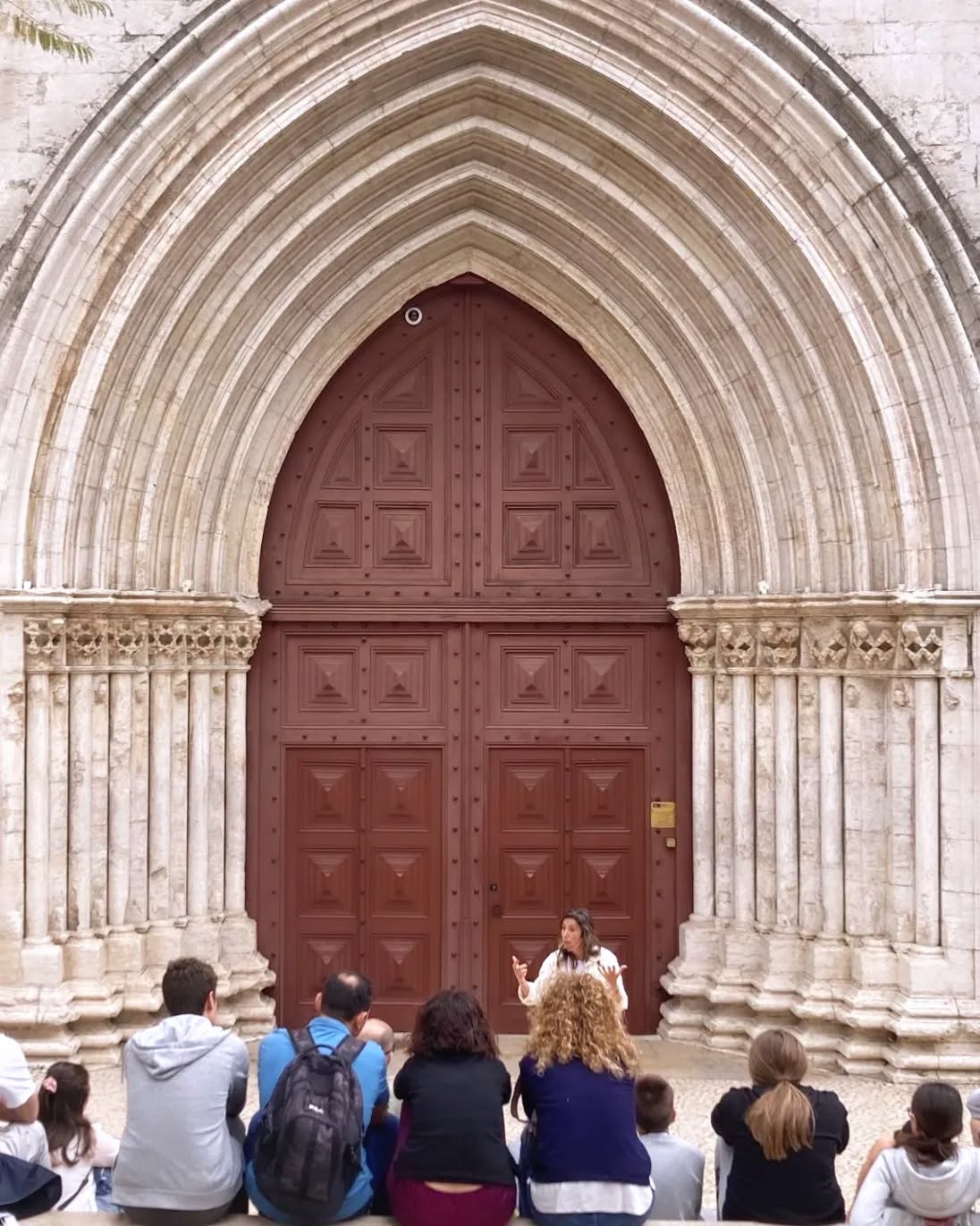 Looking at these sturdy solid doors it's difficult to imagine the history behind them and the tragic fate of this building... Despite that, some beauty remains and makes this a mandatory stop on our Lisbon tours, where we tell you all about it. 💛
#lisbonlovers #lisbontours #walkingtour #lisbonwalkingtour #freewalkingtours