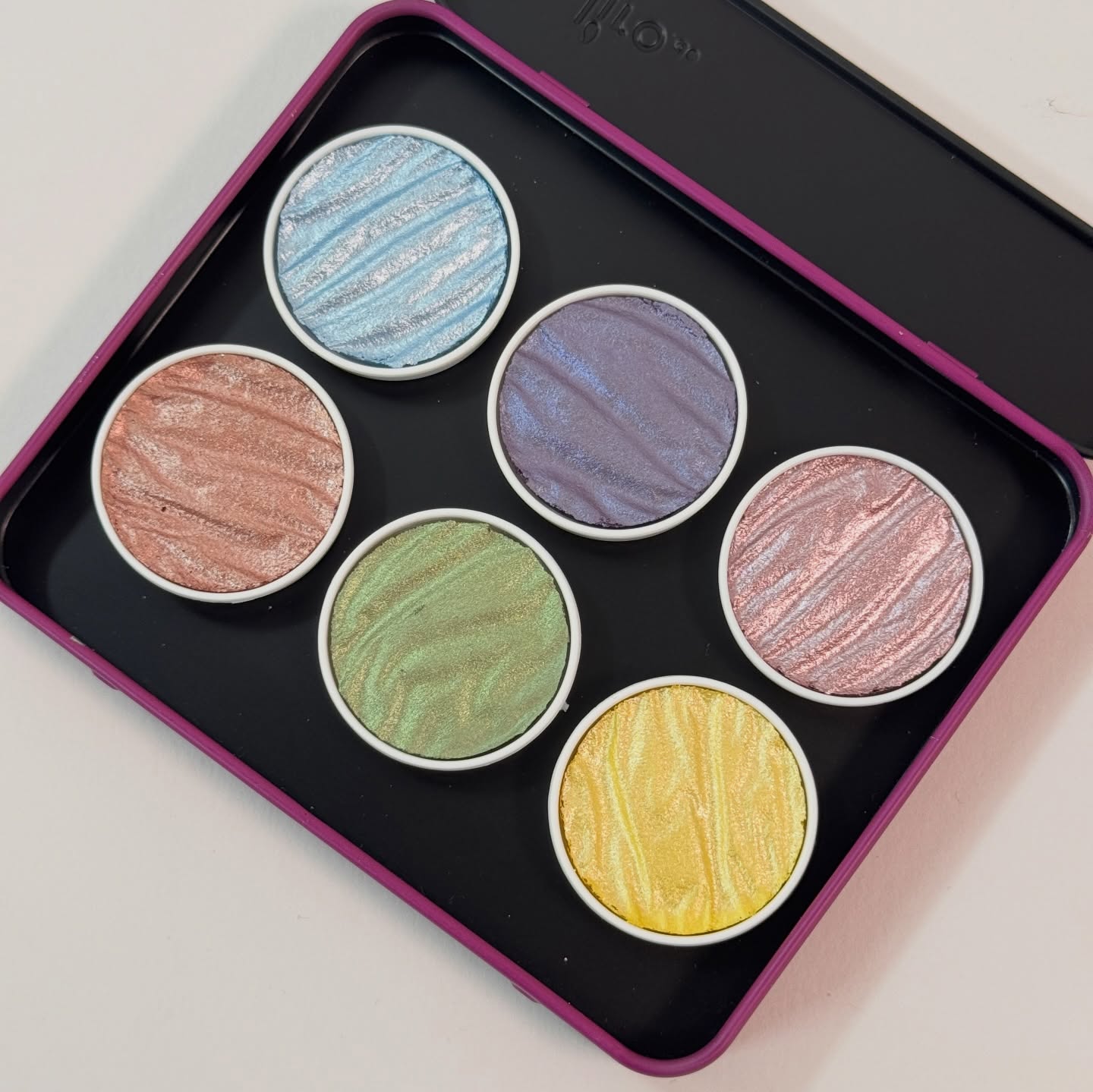 Because you can pop Finetec colours in and out of the tin… we couldn’t resist putting together our dream spring palette 🌸✨
Soft, fresh, a little bit shimmery… just how we like it. #finetec #calligraphy #colours