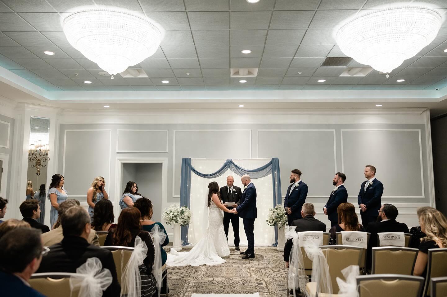 Our neutral- cool toned ballroom can easily be elevated by your own personal touches ✨
Photography: @lindaconleyphotography
Venue: @excelsior_springs